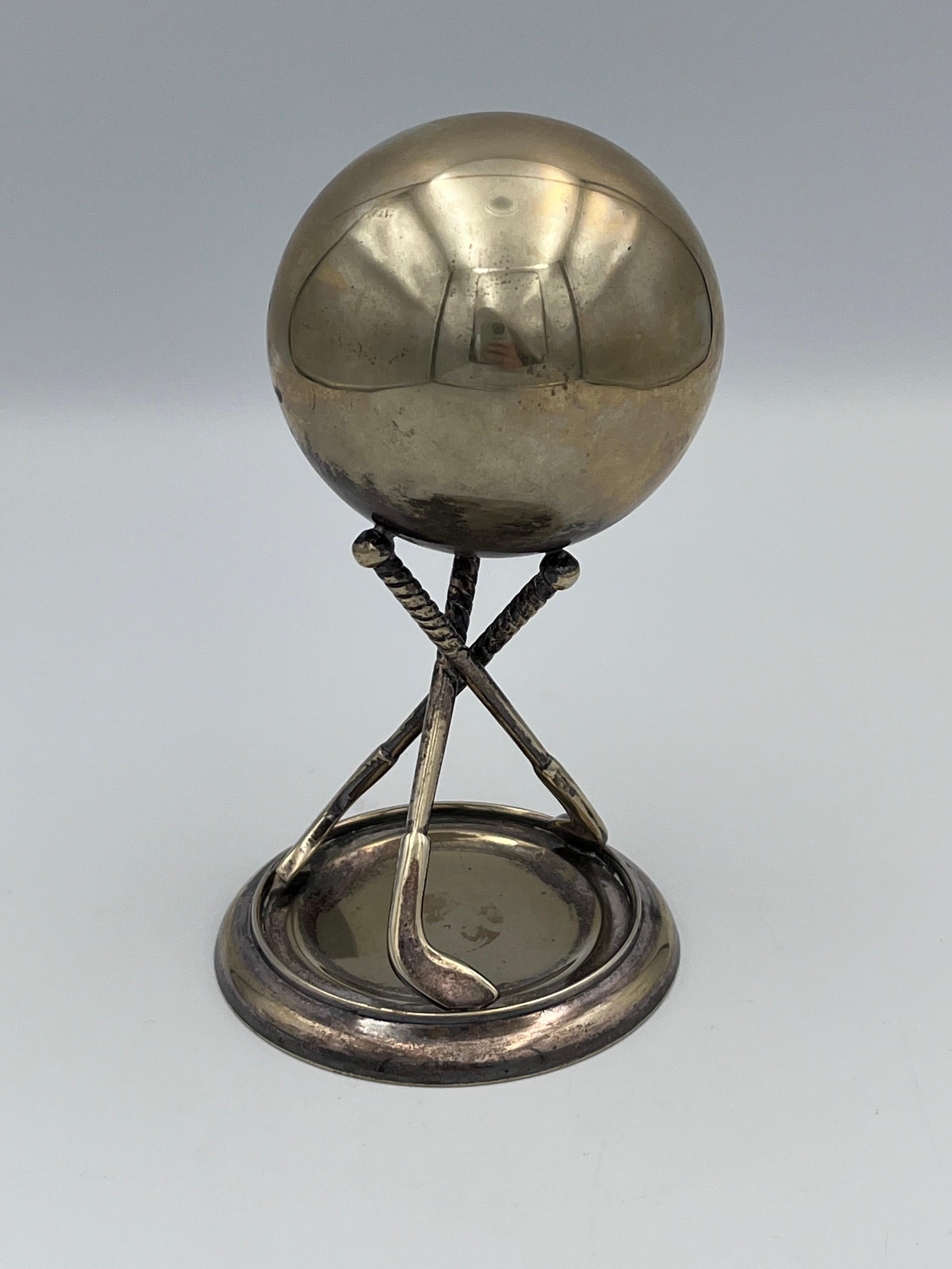 Moulage Cendrier à 3 clubs de golf en métal argenté de style Art Déco anglais des années 30 en vente