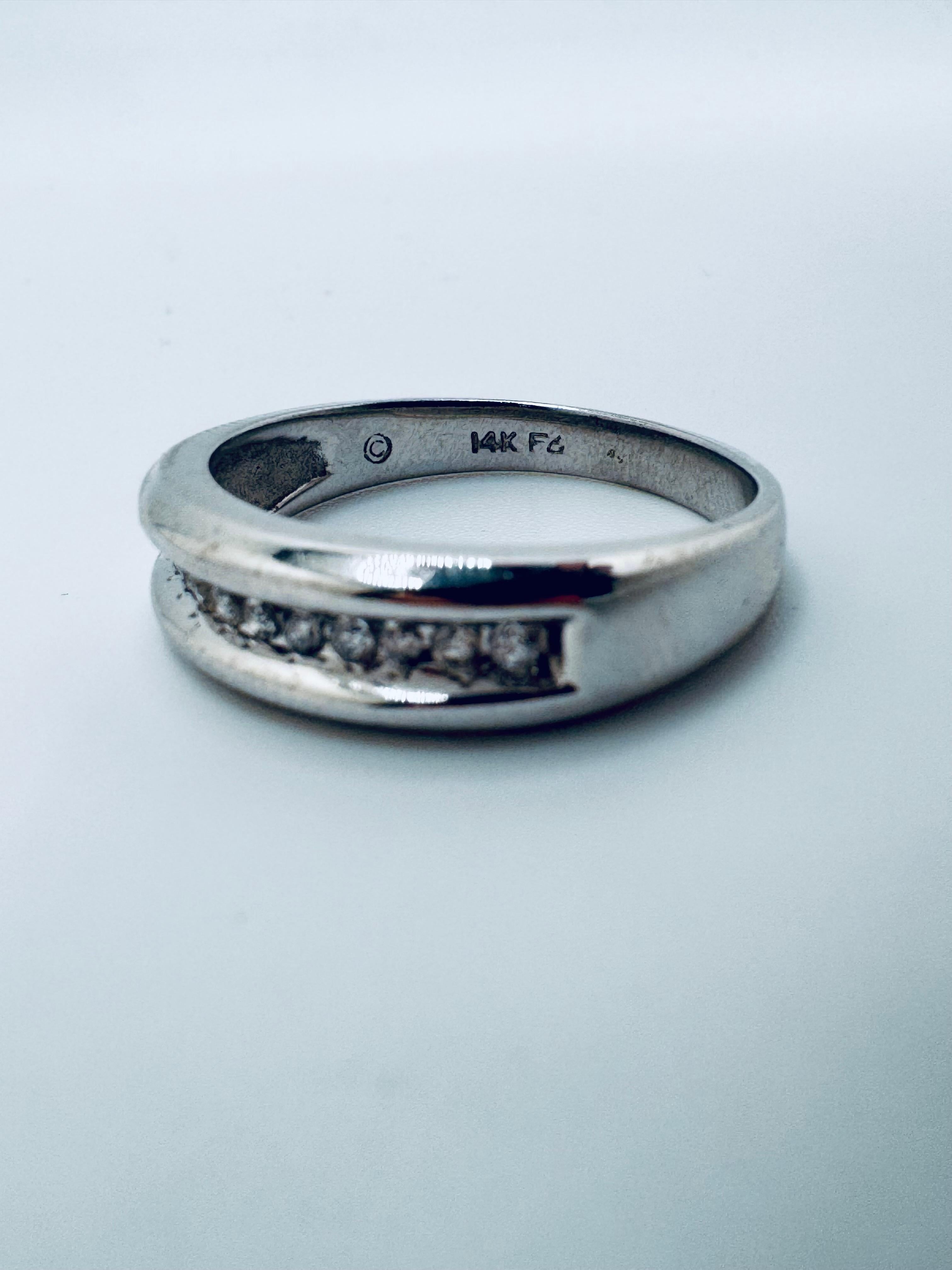 Anillo de caballero de oro blanco de 14 quilates con diamantes engastados en canal en venta 2