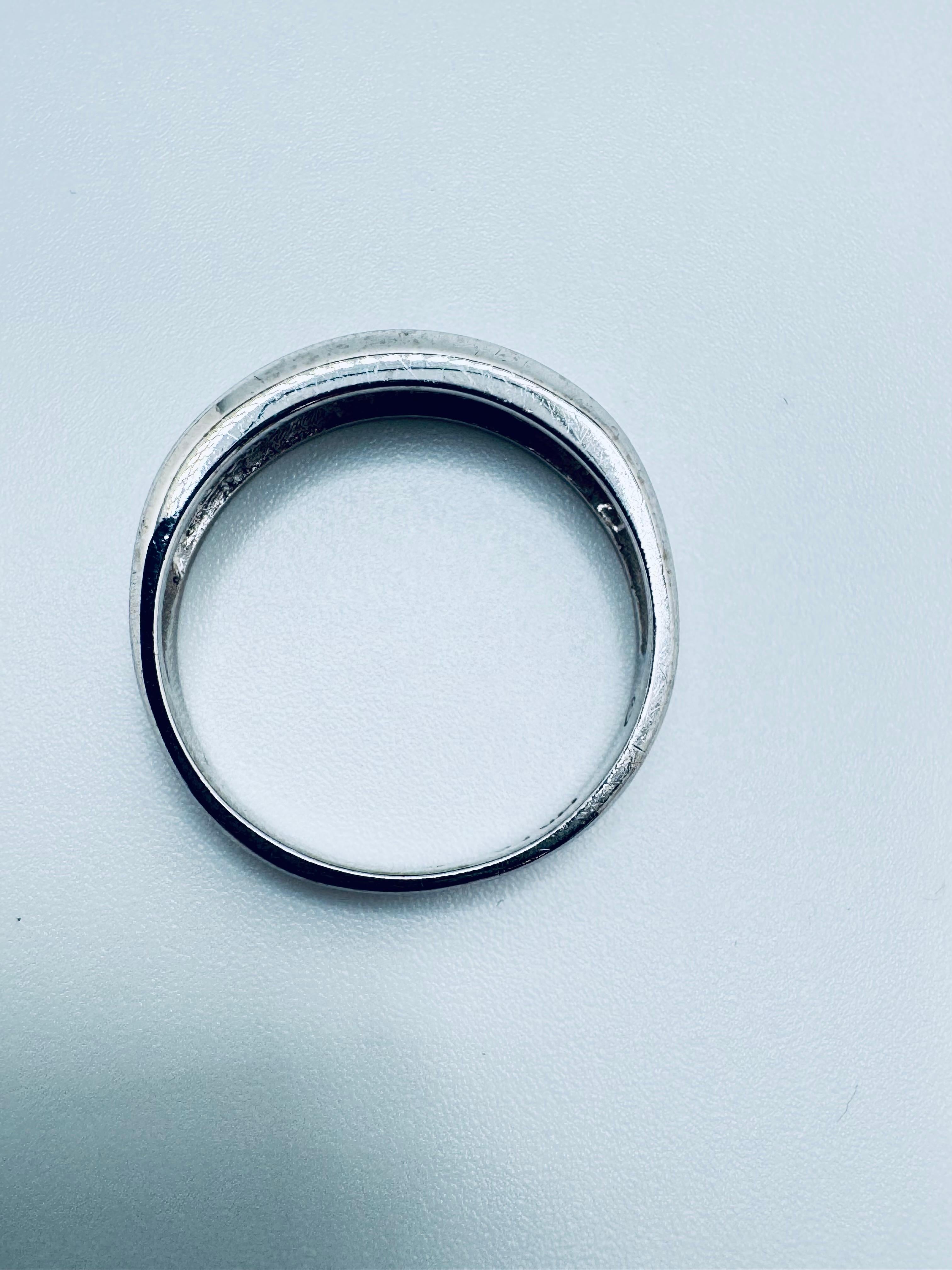 Anillo de caballero de oro blanco de 14 quilates con diamantes engastados en canal en venta 3