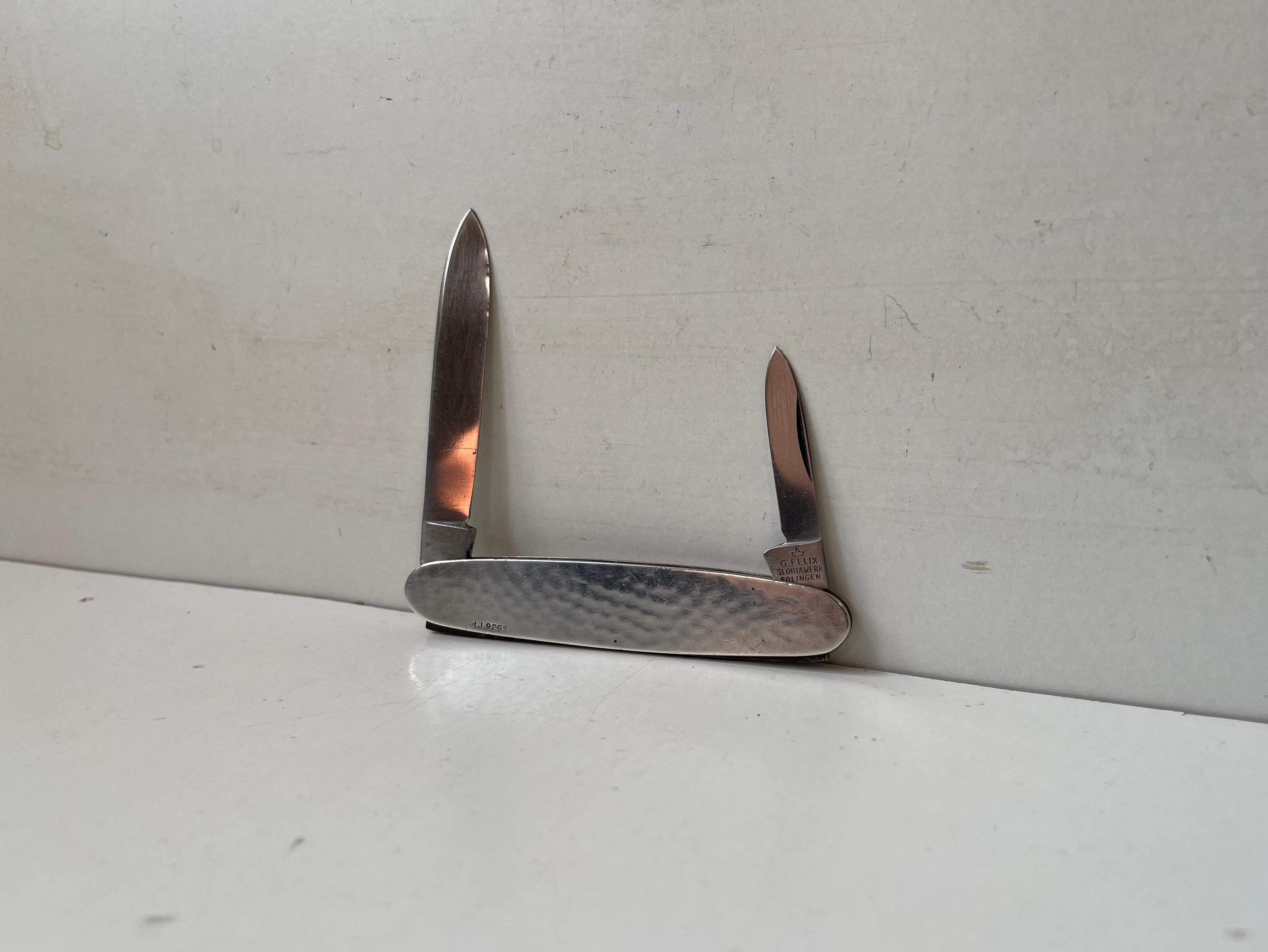 Ein stilvolles Herren-Taschenmesser mit einem gehämmerten Silberrahmen aus gepunztem Sterling. Die beiden Messer werden von G. Felix in Solingen Deutschland hergestellt. Geeignet für Rohrreinigung oder Obst. Die Klingen wurden unseres Wissens nach