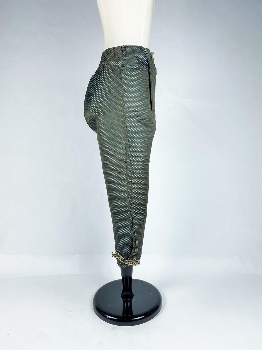 Circa 1780
France

Beautiful breeches of Gentleman in French faille caca d'oie brocaded in miniature of coffee beans blue-Nattier, breeches most likely for the Court. High-waisted cut with small buttoned bridge and covered in the same, at the waist
