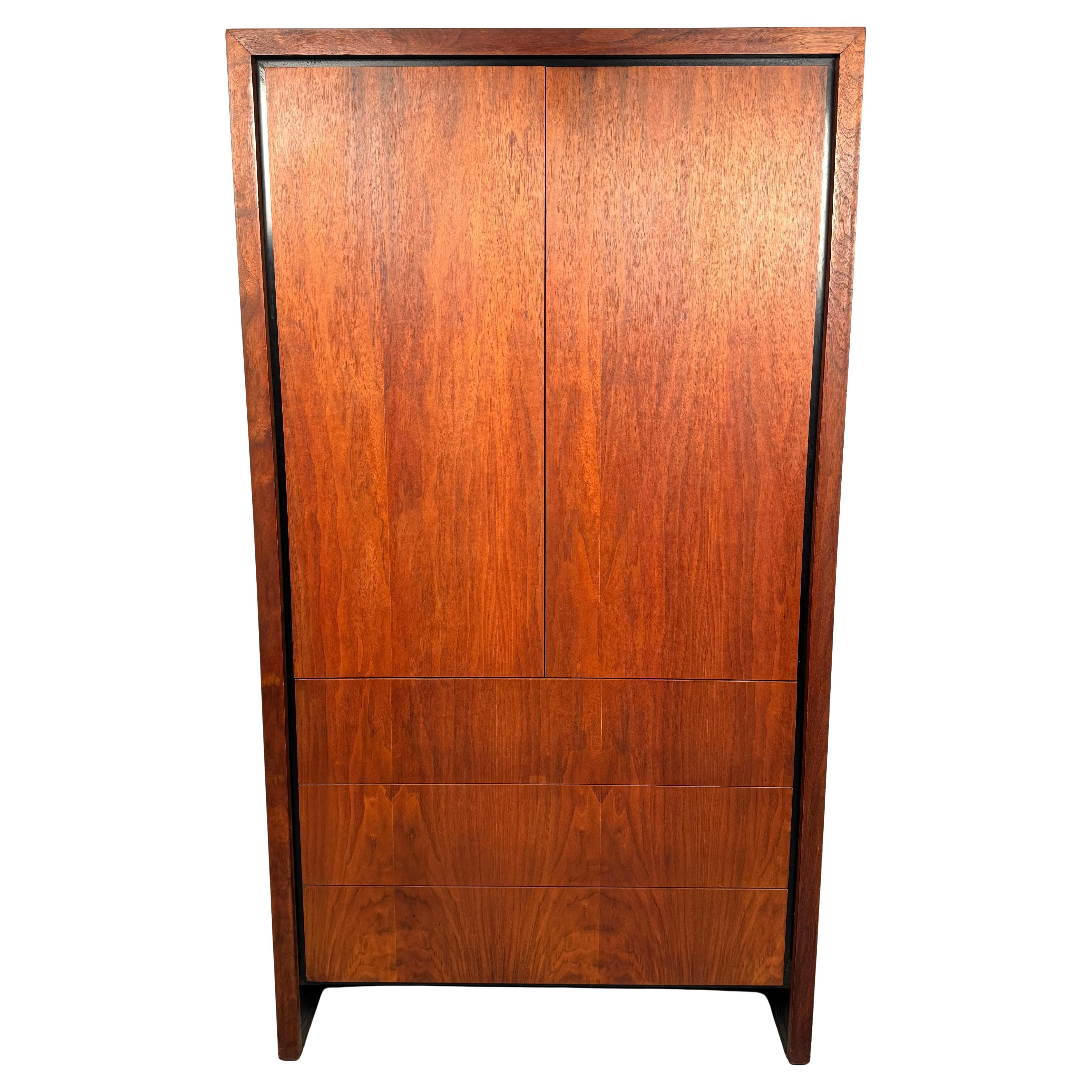 Una cassapanca per gentiluomini distinta e senza tempo di Dillingham, sapientemente realizzata con ricche tonalità di legno e dettagli eleganti. Grazie alla combinazione di cassetti e di uno spazioso armadietto per un'archiviazione organizzata,