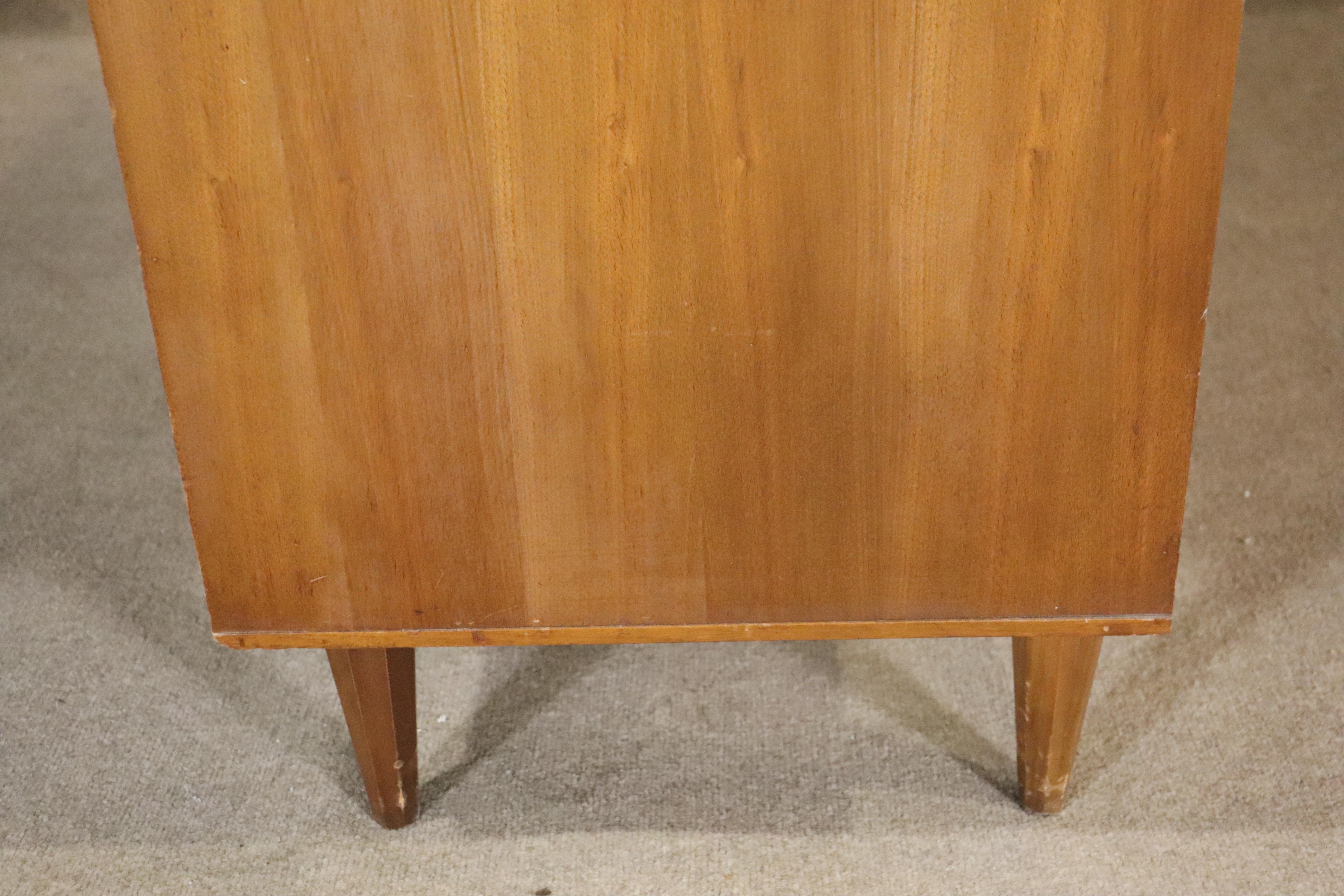 Coffre d'homme par Unagusta Furniture en vente 4