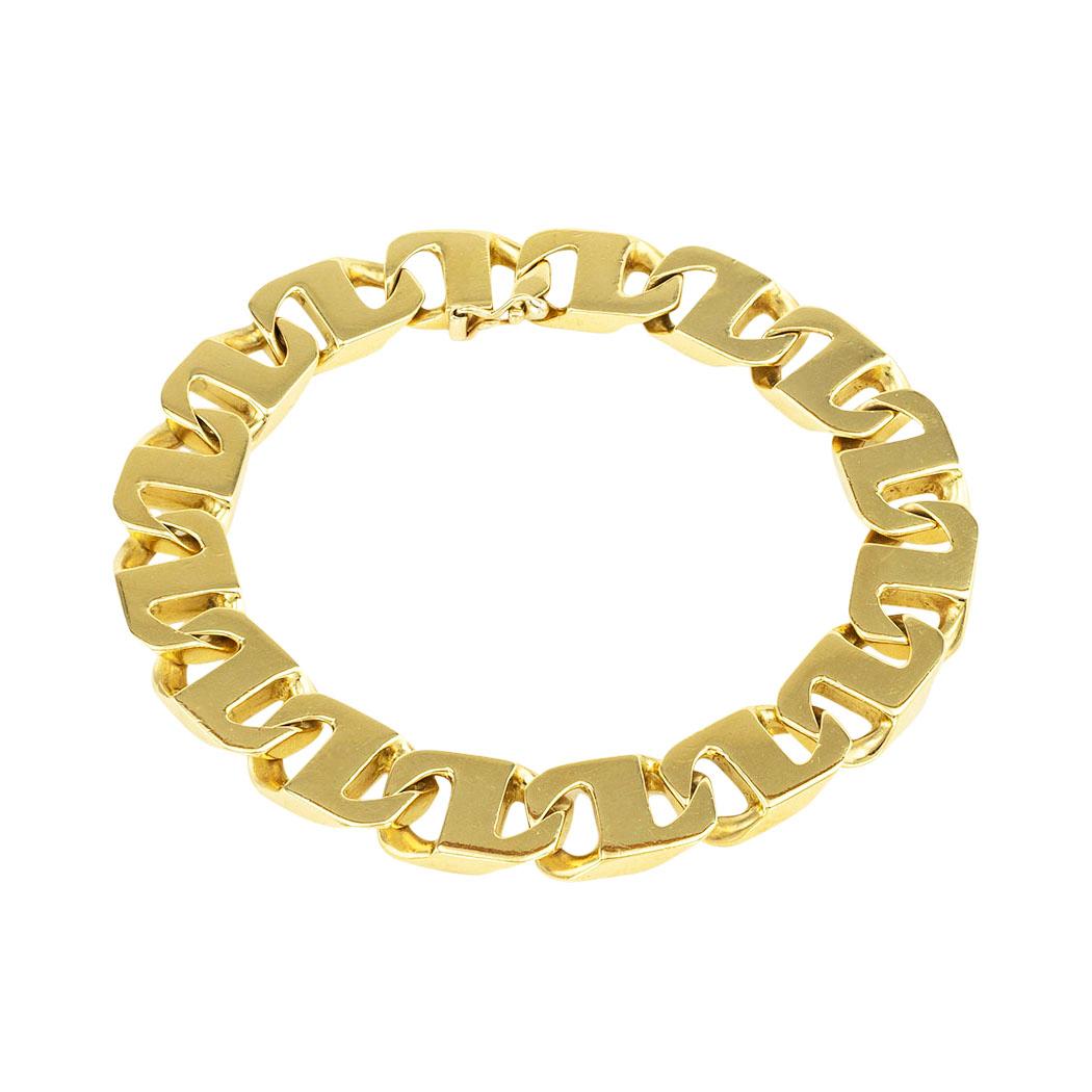 Gentleman’s curb link yellow gold bracelet. Circa 1980s*

ABOUT THIS ITEM:  #B-DJ6122A. Scroll down for specifications.  Measuring 12 mm wide, this handsome gentleman’s curb link bracelet won’t easily get lost on the wrist.   Its heft is downright