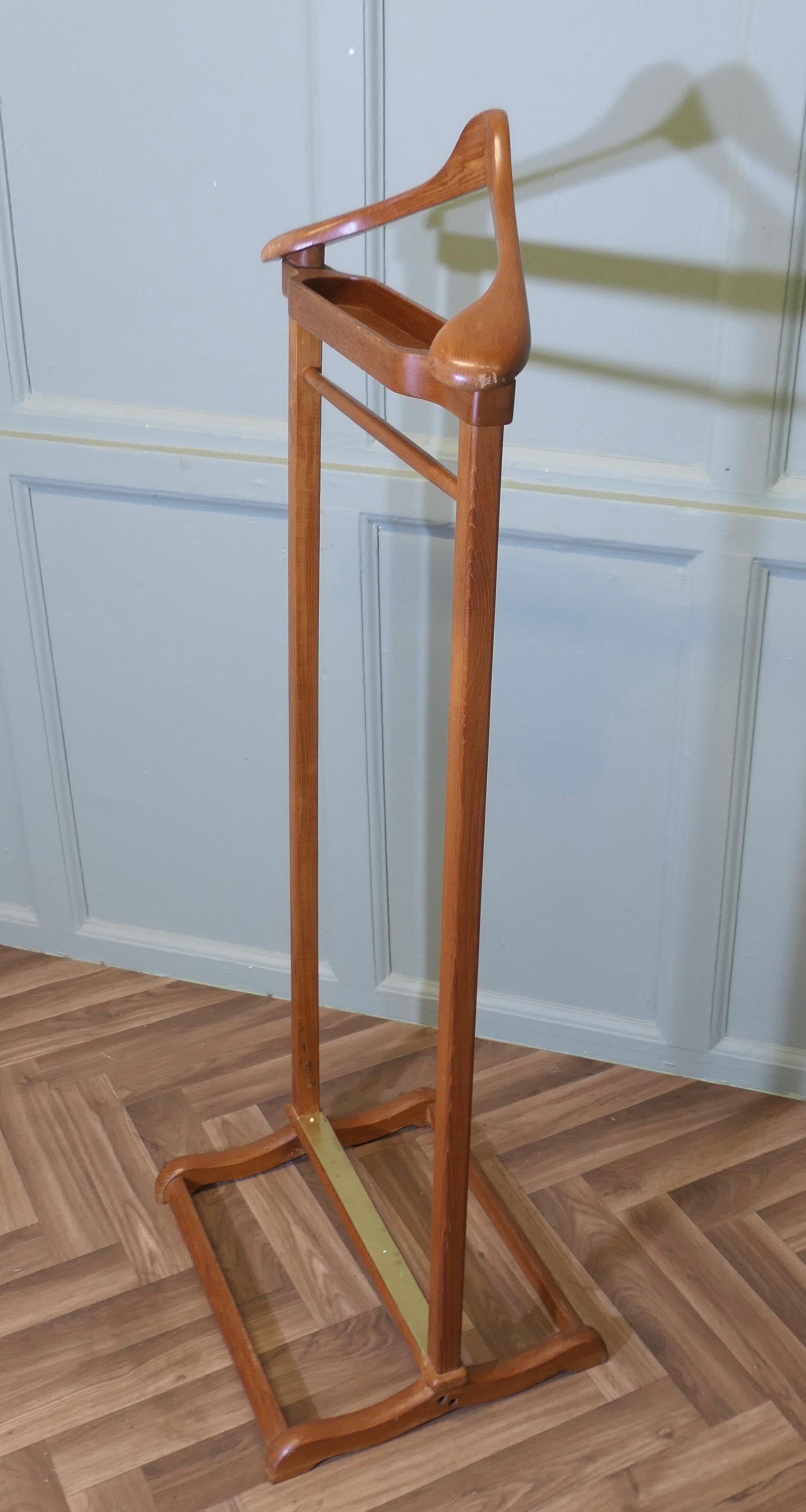 Gentleman’s Floor Standing Valet or Suit Hanger    A very useful piece Moderno de mediados de siglo en venta