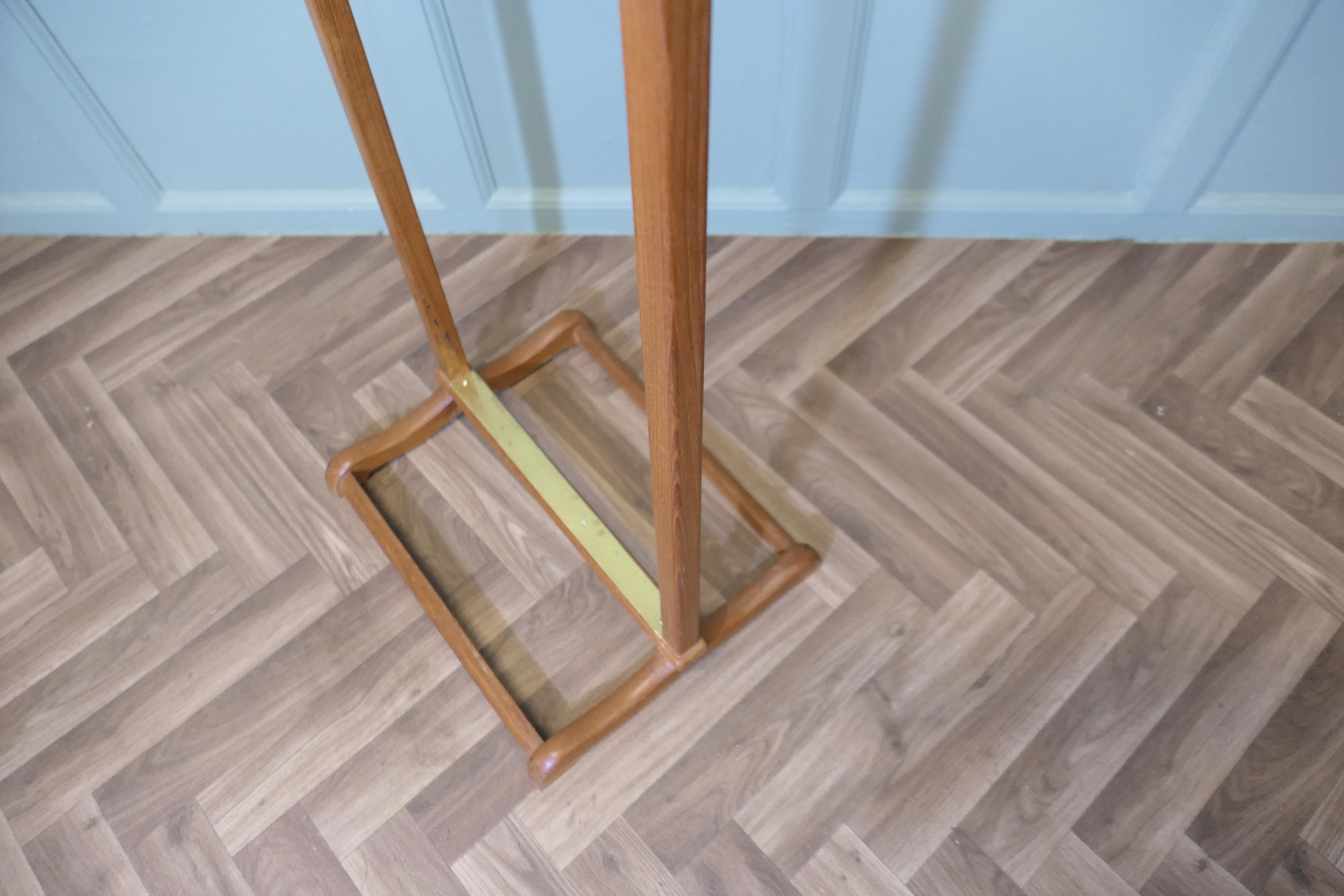 Gentleman’s Floor Standing Valet or Suit Hanger    A very useful piece en Bueno estado para la venta en Godshill, Isle of Wight