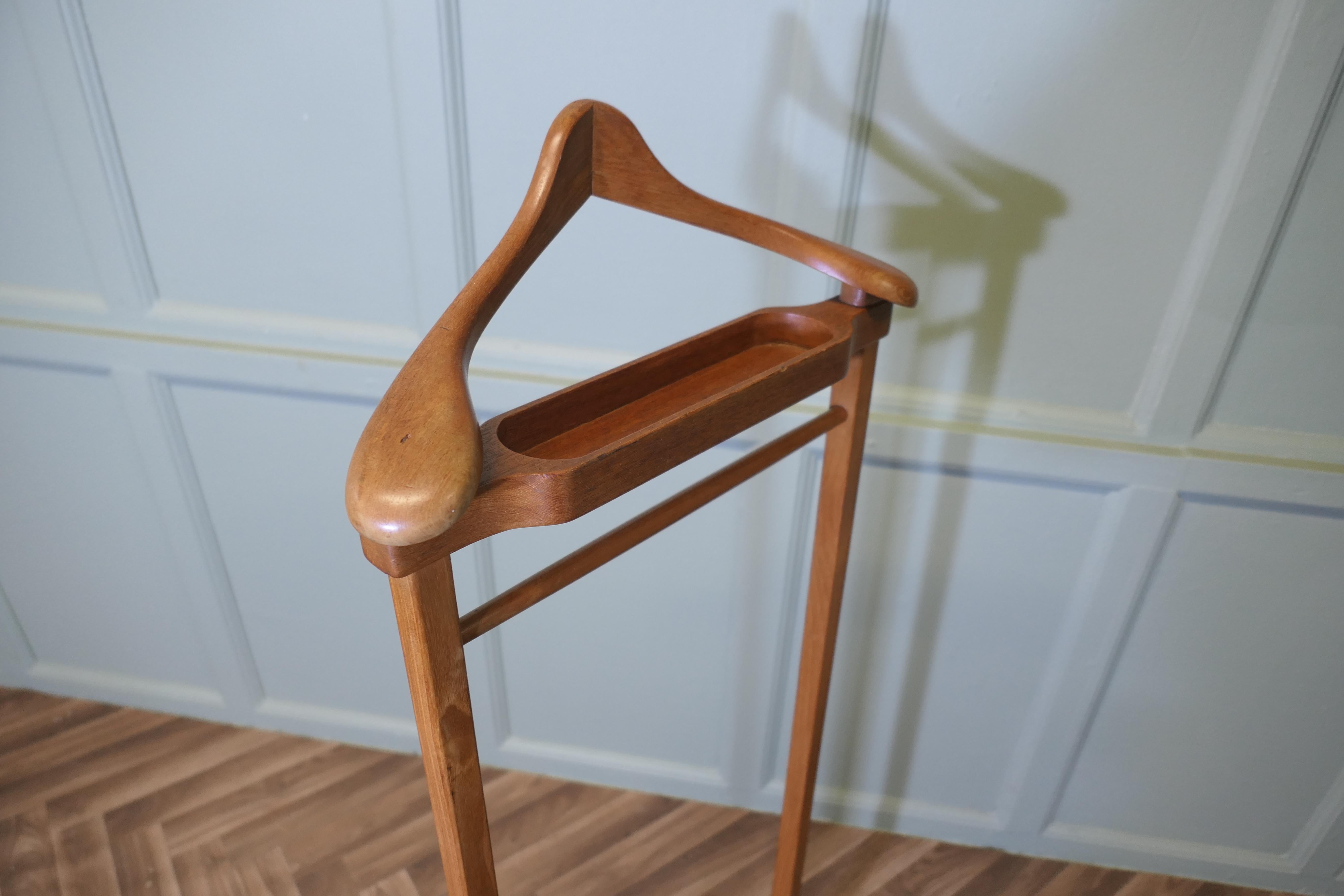 Gentleman’s Floor Standing Valet or Suit Hanger    A very useful piece mediados del siglo XX en venta