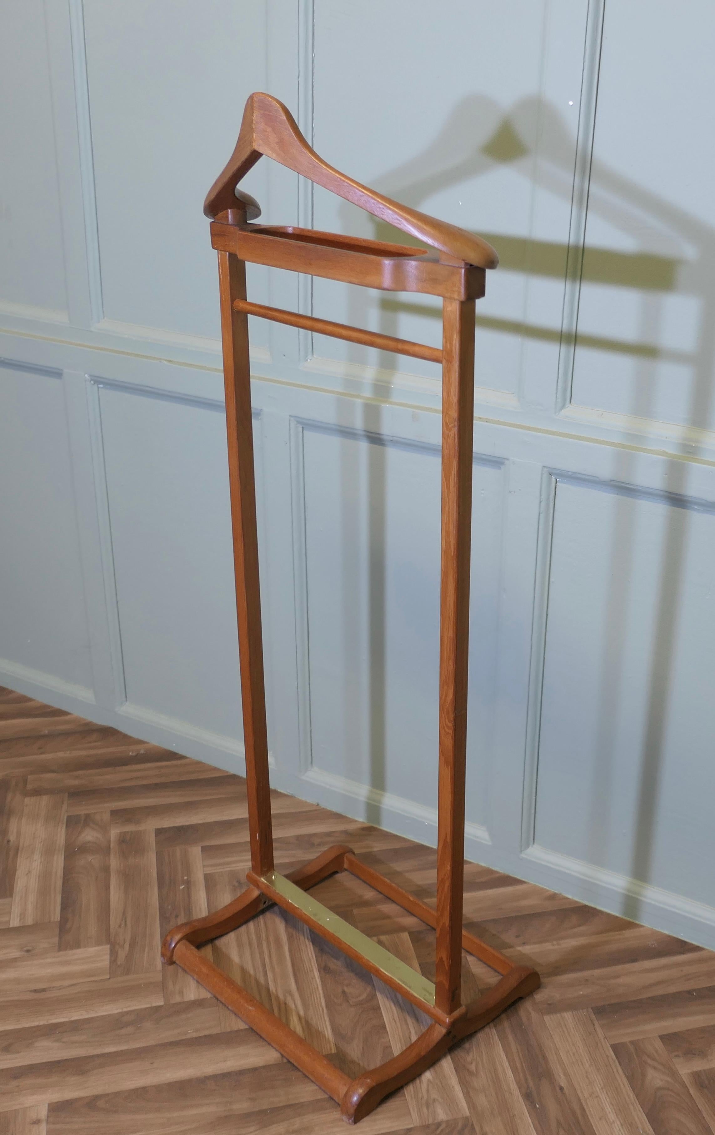 Gentleman’s Floor Standing Valet or Suit Hanger    A very useful piece Teca en venta