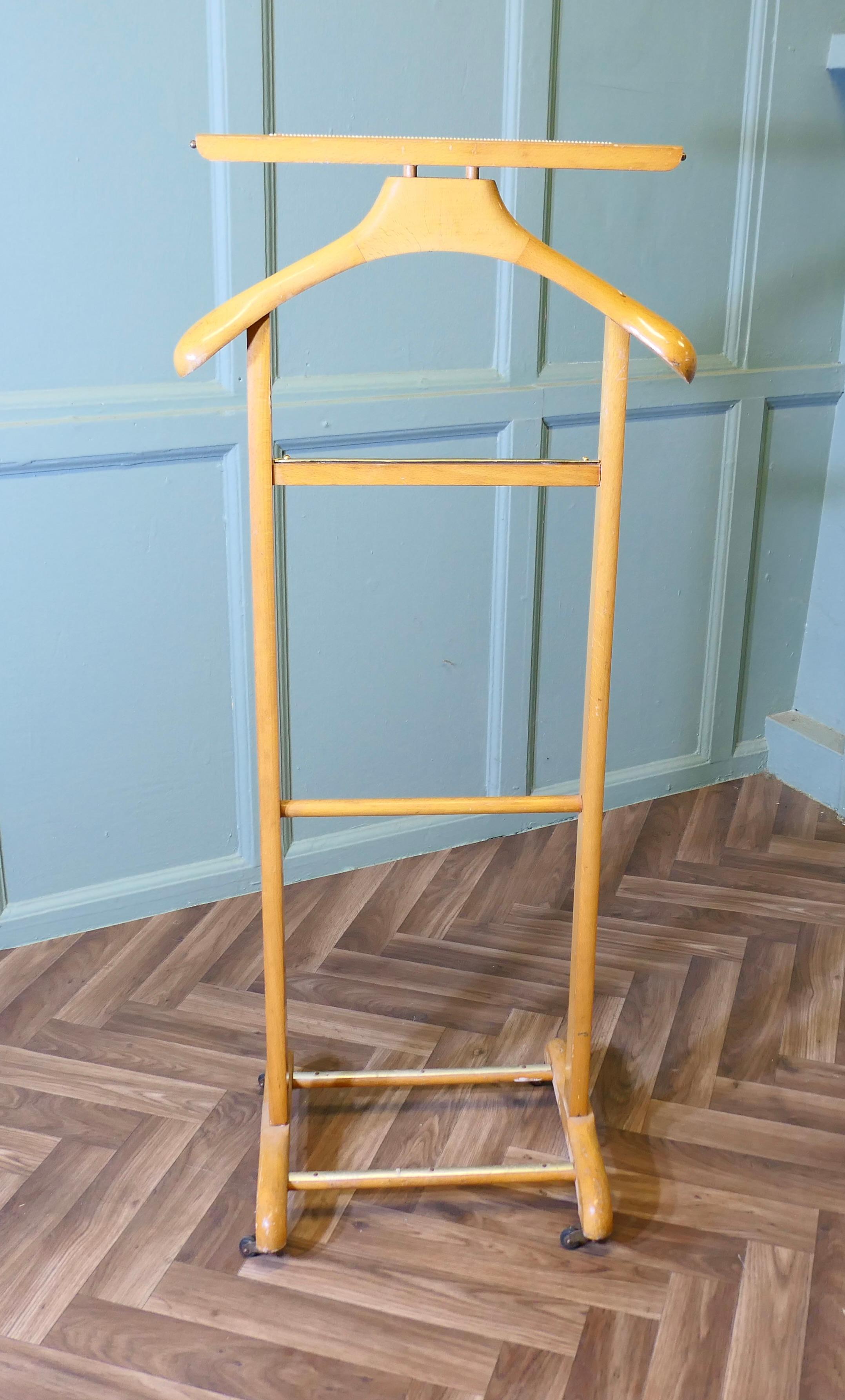 Valet de chambre ou cintre de costume sur pied pour homme 

 Un objet très utile, le Valet ou porte-habits est fabriqué en hêtre avec des supports de chaussures en laiton, il peut accueillir une veste et un pantalon, mais il conviendrait tout aussi