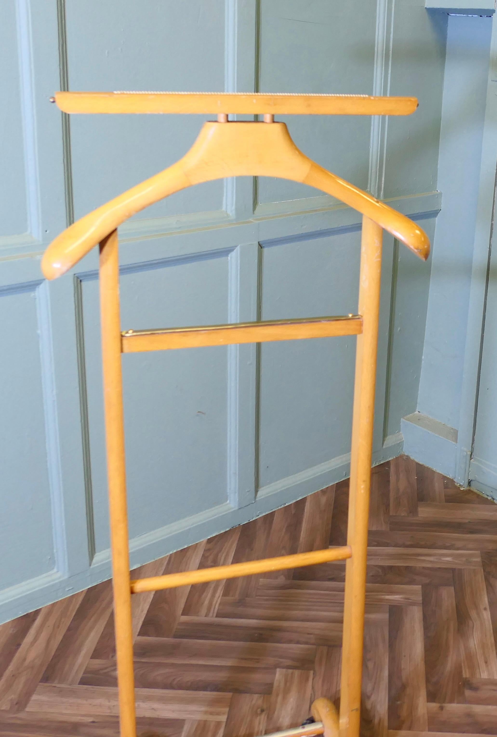 Mid-Century Modern Valet de chambre ou cintre de costume sur pied pour homme    Une pièce très utile, la Vale en vente