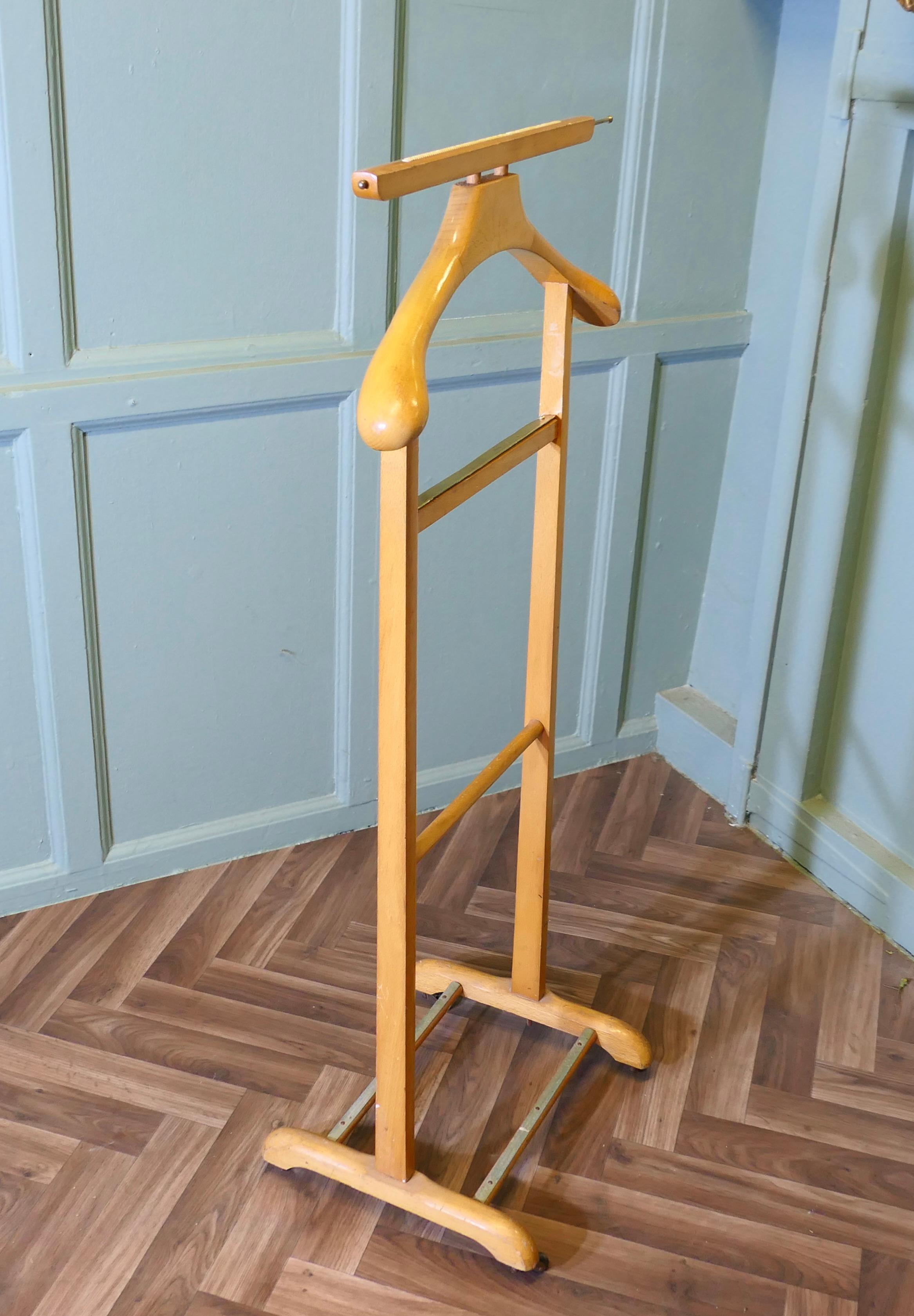 20ième siècle Valet de chambre ou cintre de costume sur pied pour homme    Une pièce très utile, la Vale en vente