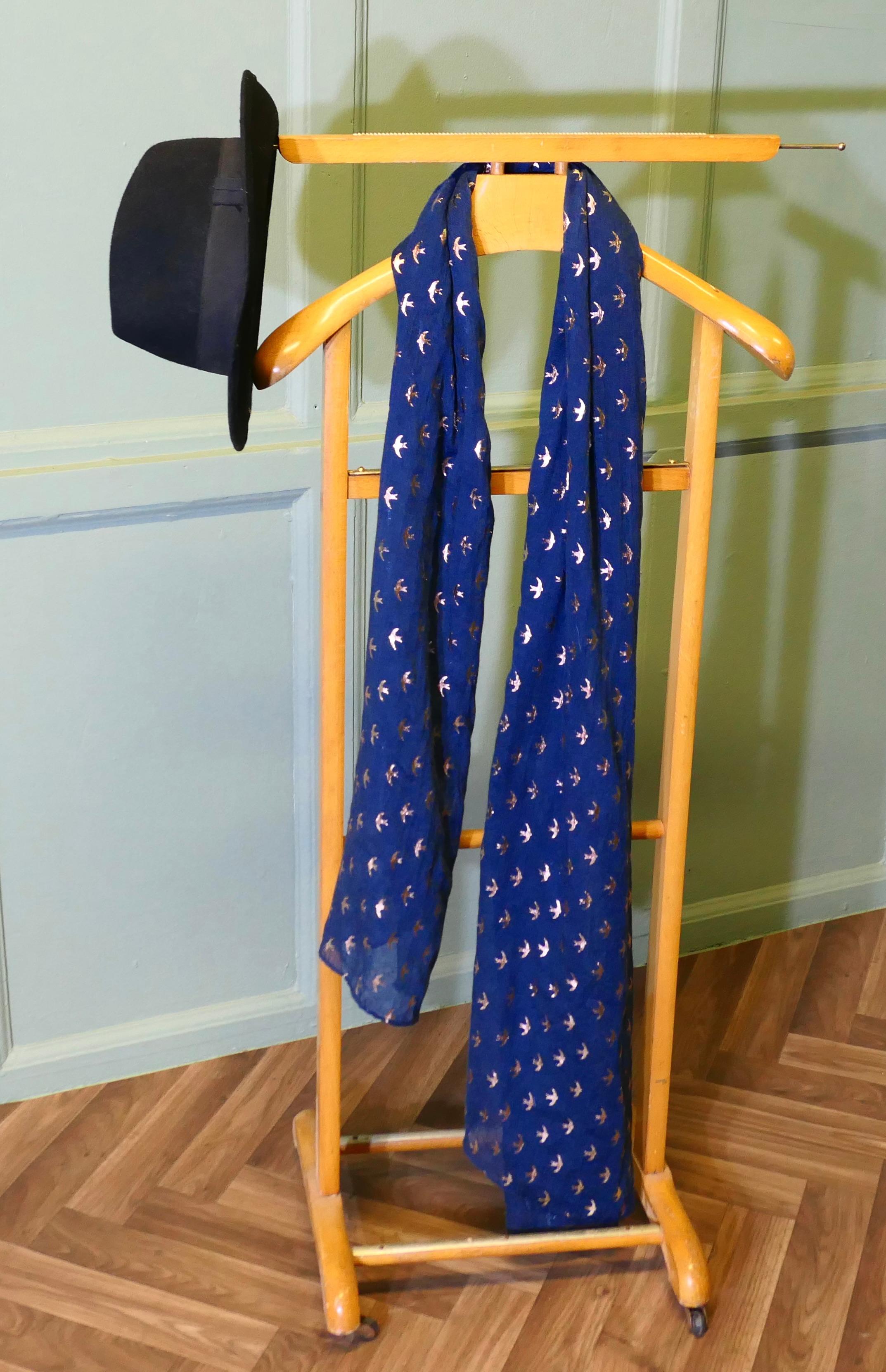 Valet de chambre ou cintre de costume sur pied pour homme    Une pièce très utile, la Vale en vente 1
