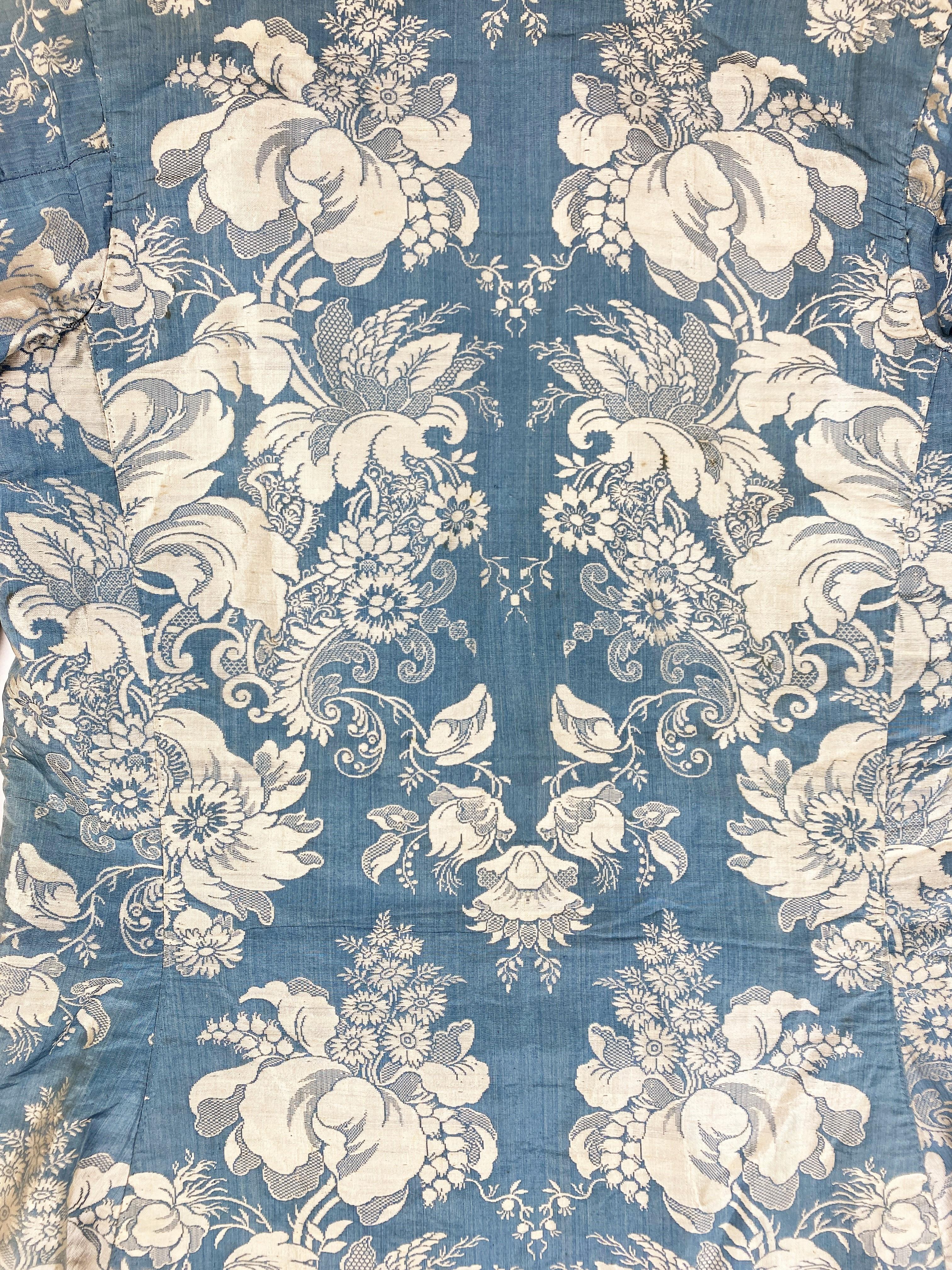 Circa 1730/1740
Holland

 A Dutch gentleman's jacket or vest dating from the french Louis XV period. A ceremonial jacket designed to accompany a frockcoat or, more simply, an interior jacket to be worn as a negligee to accompany a dressing gown or