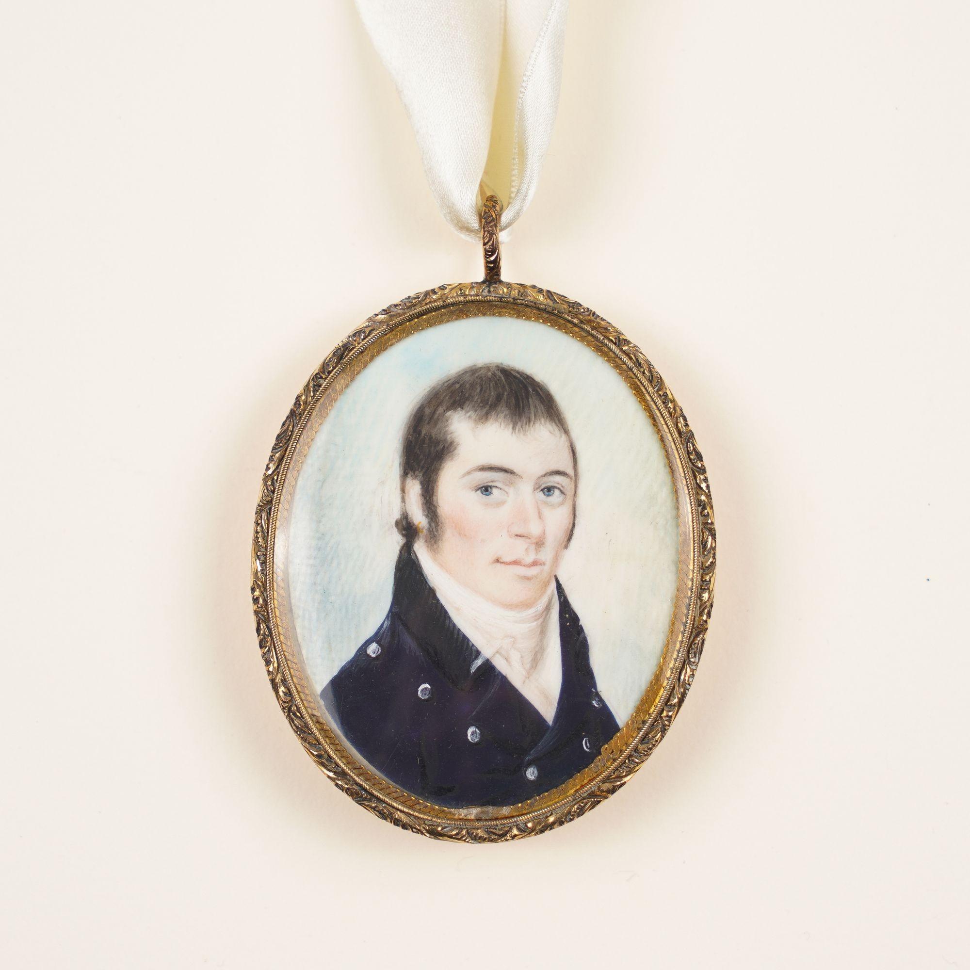 Portrait miniature d'un homme sur un pendentif en os sous verre. L'encadrement est une lunette caractéristique de la Nouvelle-Angleterre en laiton doré avec boucle de présentation.
Américain, probablement Boston, vers 1810.