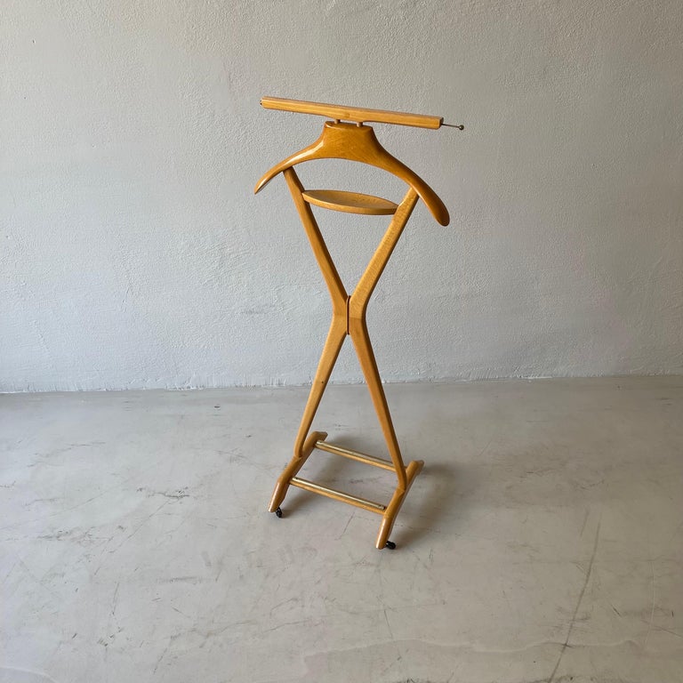 Mid-Century Modern Vintage Beech Valet Stand by Ico and Luisa Parisi and manufactured by Fratelli Reguitti, Italy 1950s.