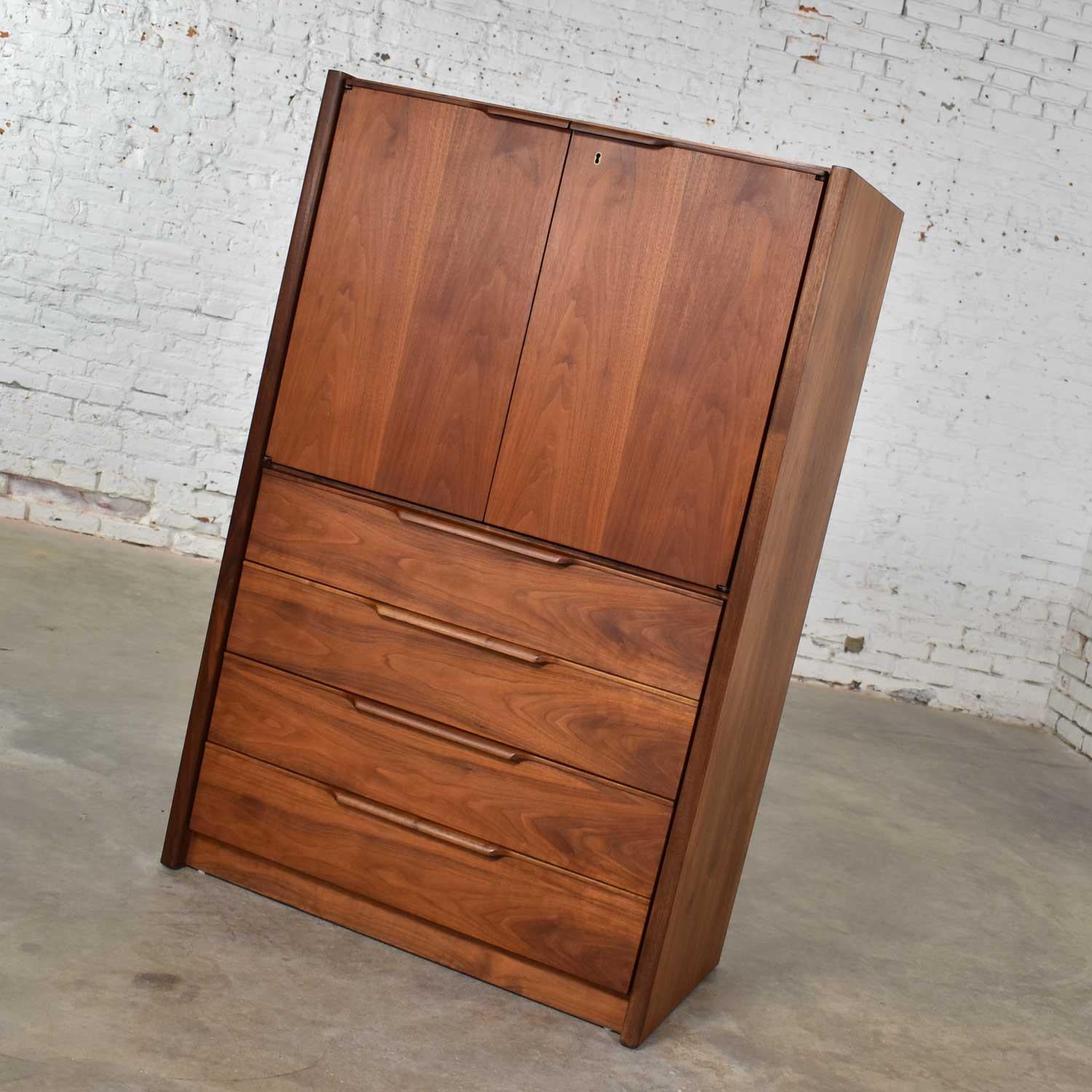 Handsome Scandinavian Modern style gentlemen’s chest in walnut by Barzilay Furniture Manufacturing. It is in fabulous vintage condition with no outstanding flaws we have found. Please see photos, circa 1980s.

Wow! You should have seen the
