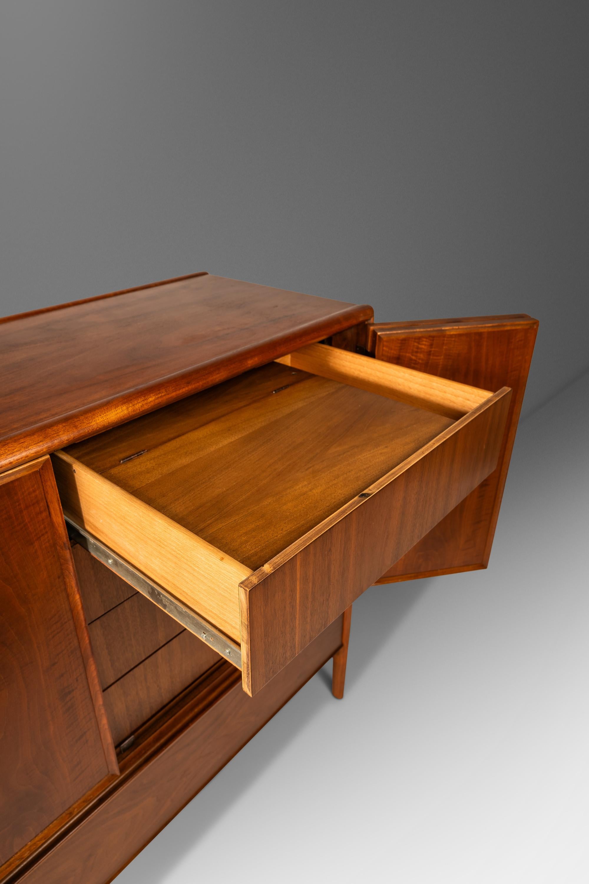 Gentlemen's Dresser by Barney Flagg for Drexel, Parallel Line, USA, 1960s For Sale 3