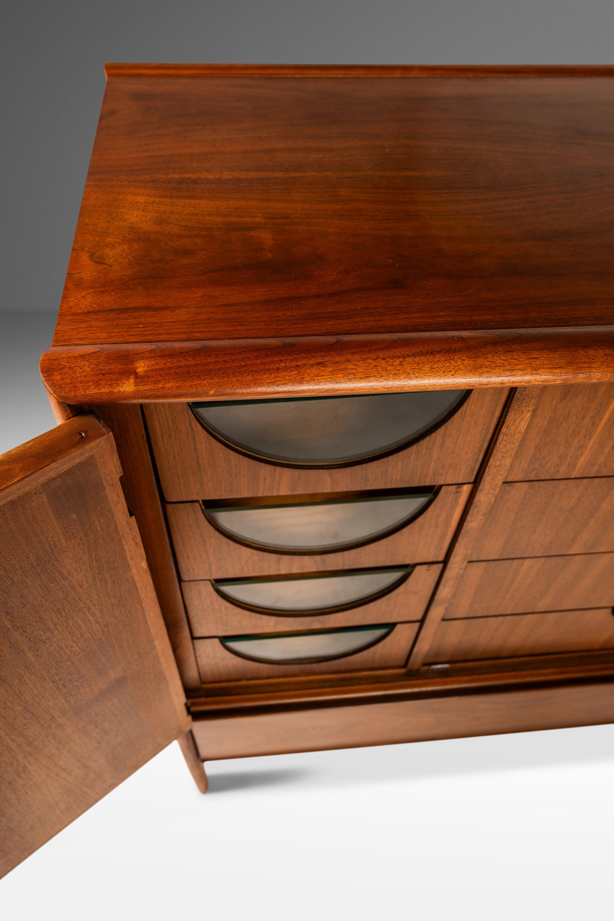 Gentlemen's Dresser by Barney Flagg for Drexel, Parallel Line, USA, 1960s For Sale 4