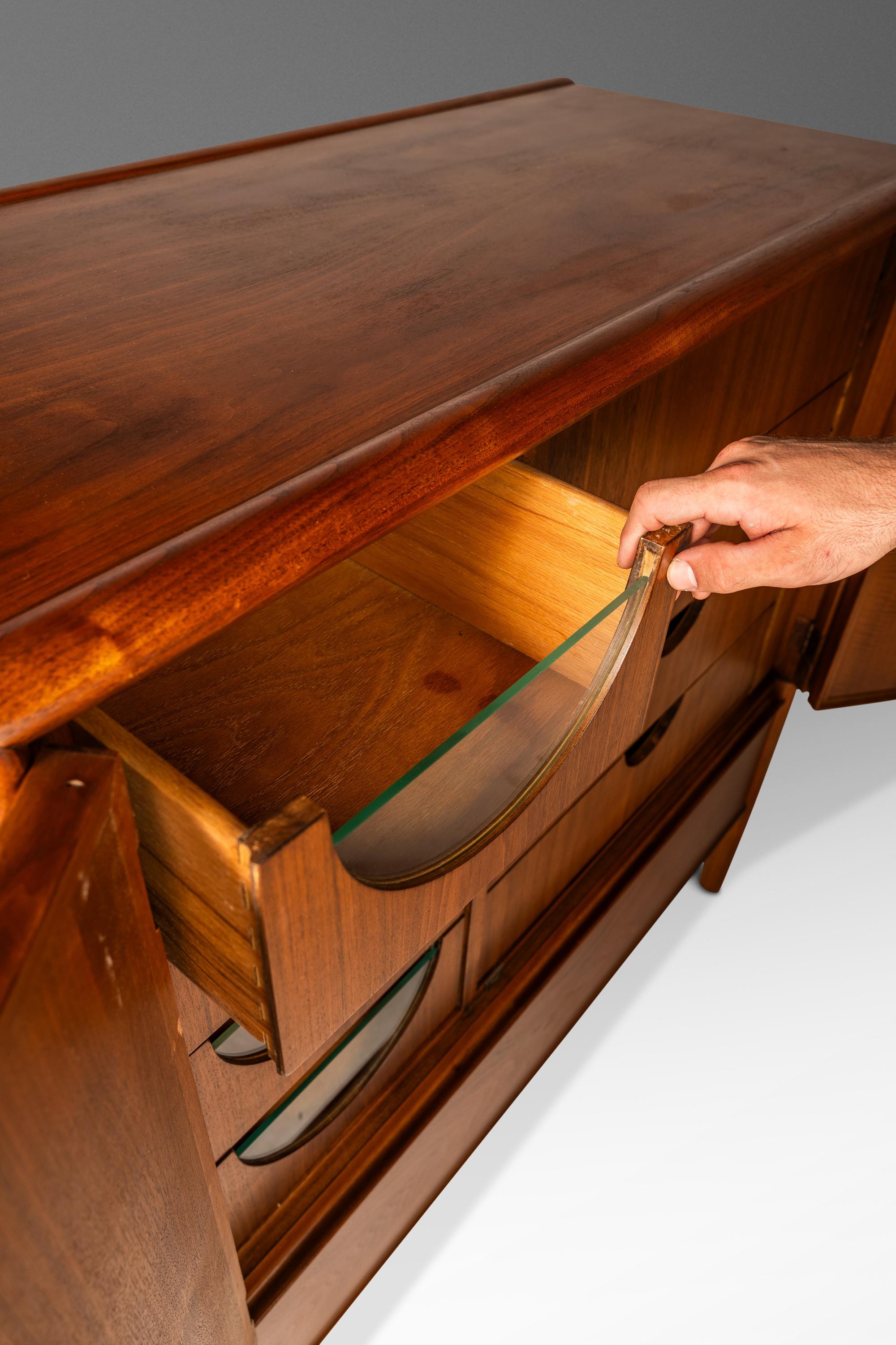 Gentlemen's Dresser by Barney Flagg for Drexel, Parallel Line, USA, 1960s For Sale 5