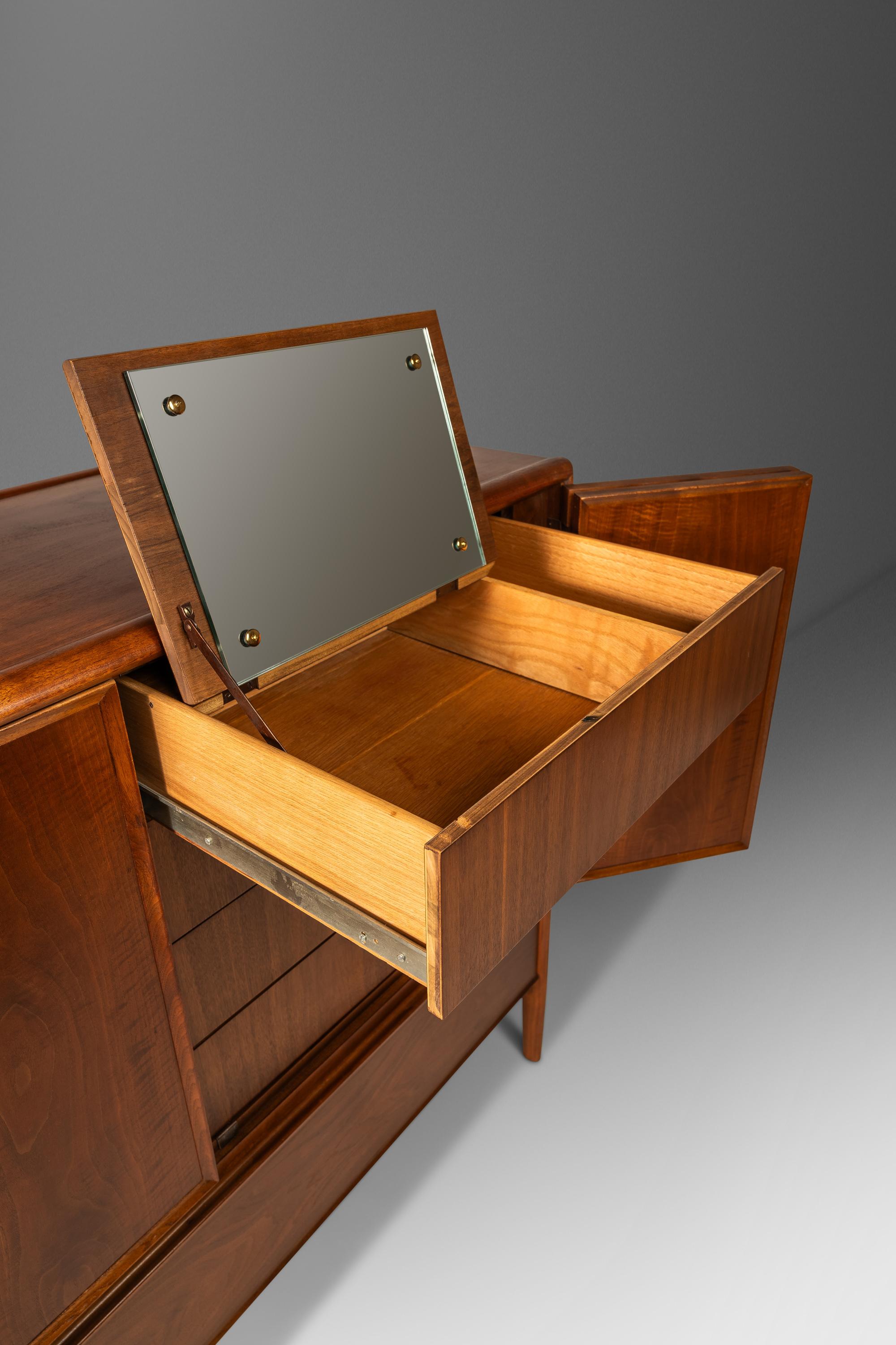 Gentlemen's Dresser by Barney Flagg for Drexel, Parallel Line, USA, 1960s For Sale 6