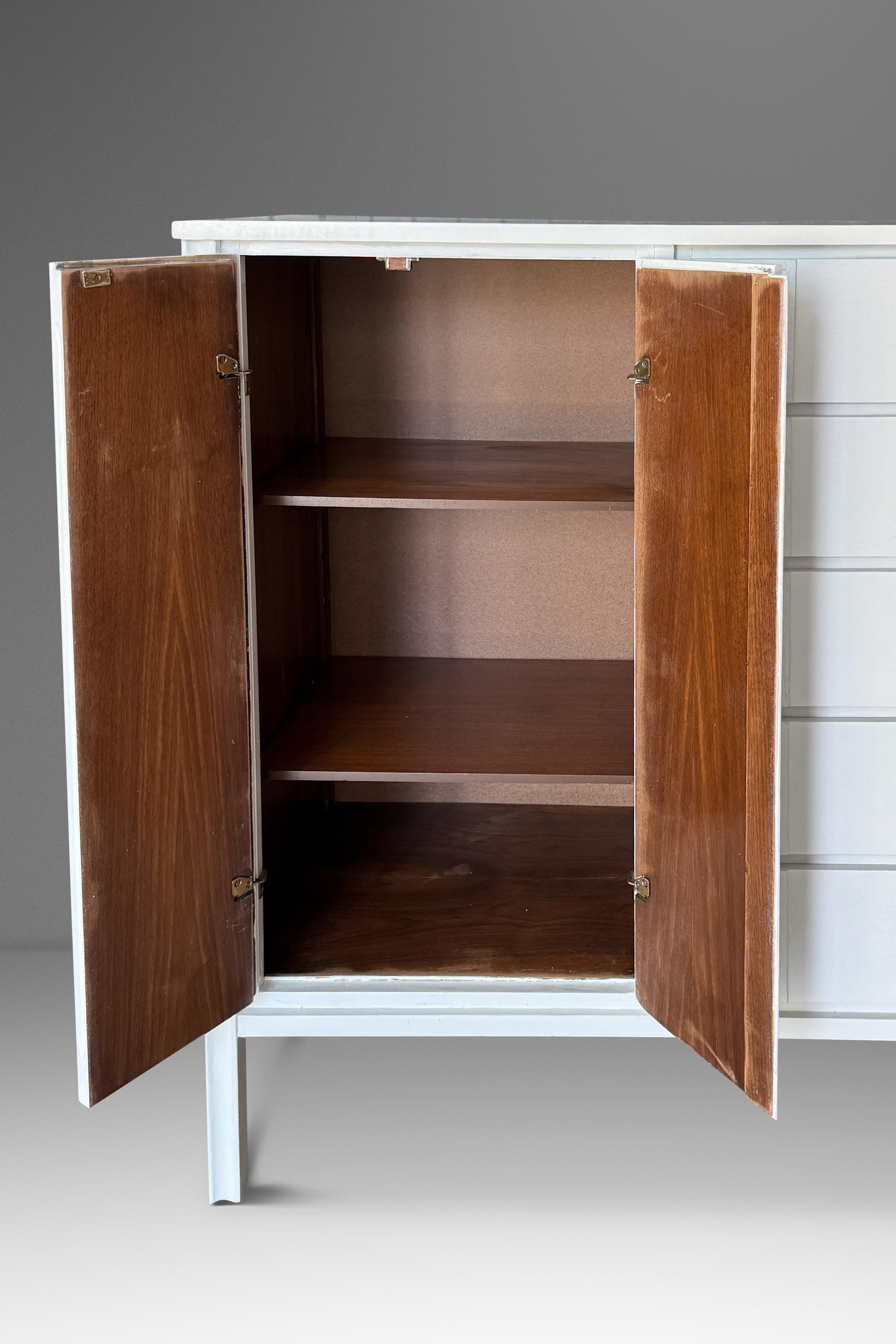 Gentlemen's Dresser / Chest of Drawers in Walnut by Dixie, USA, c. 1960s For Sale 6