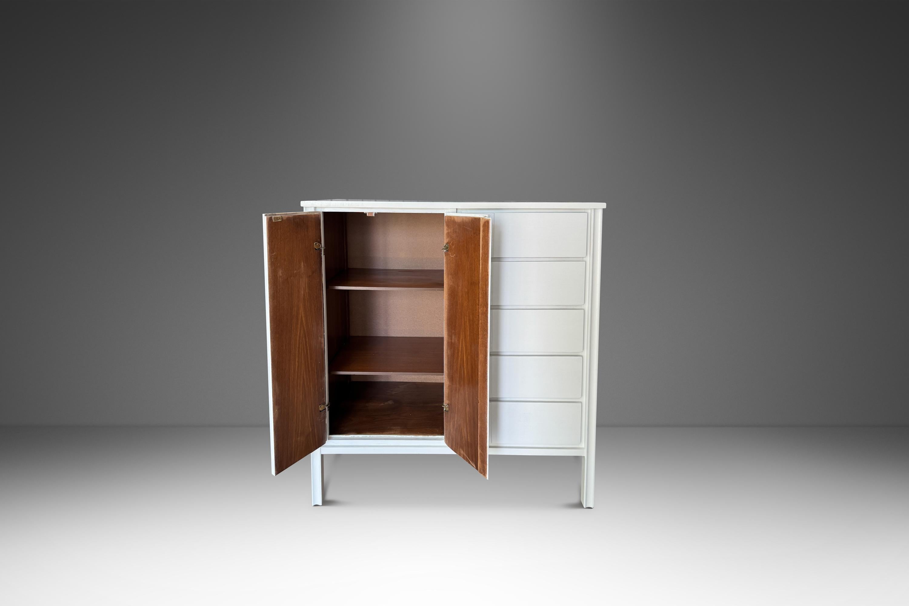 American Gentlemen's Dresser / Chest of Drawers in Walnut by Dixie, USA, c. 1960s For Sale