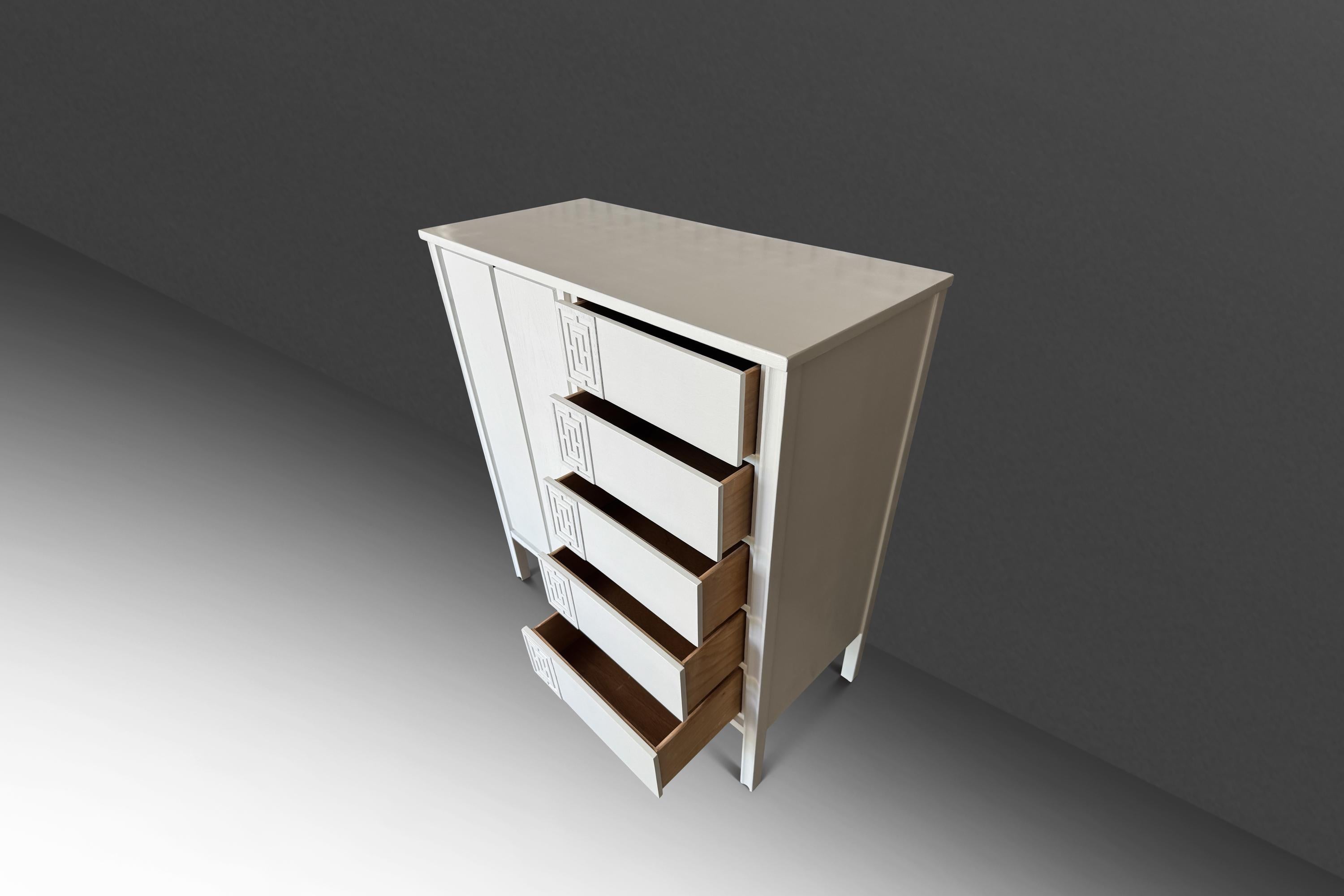 Mid-20th Century Gentlemen's Dresser / Chest of Drawers in Walnut by Dixie, USA, c. 1960s For Sale