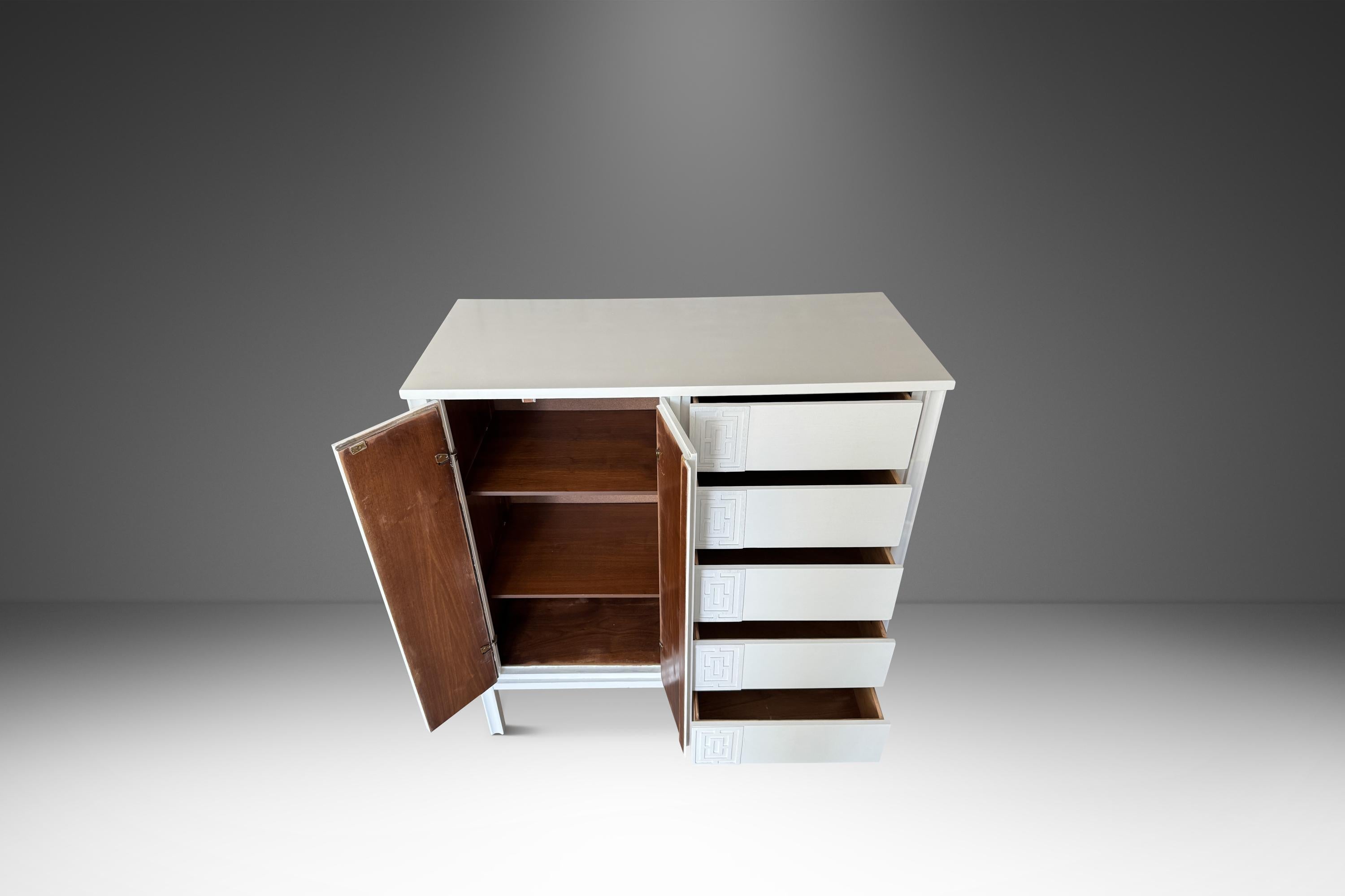 Gentlemen's Dresser / Chest of Drawers in Walnut by Dixie, USA, c. 1960s For Sale 1