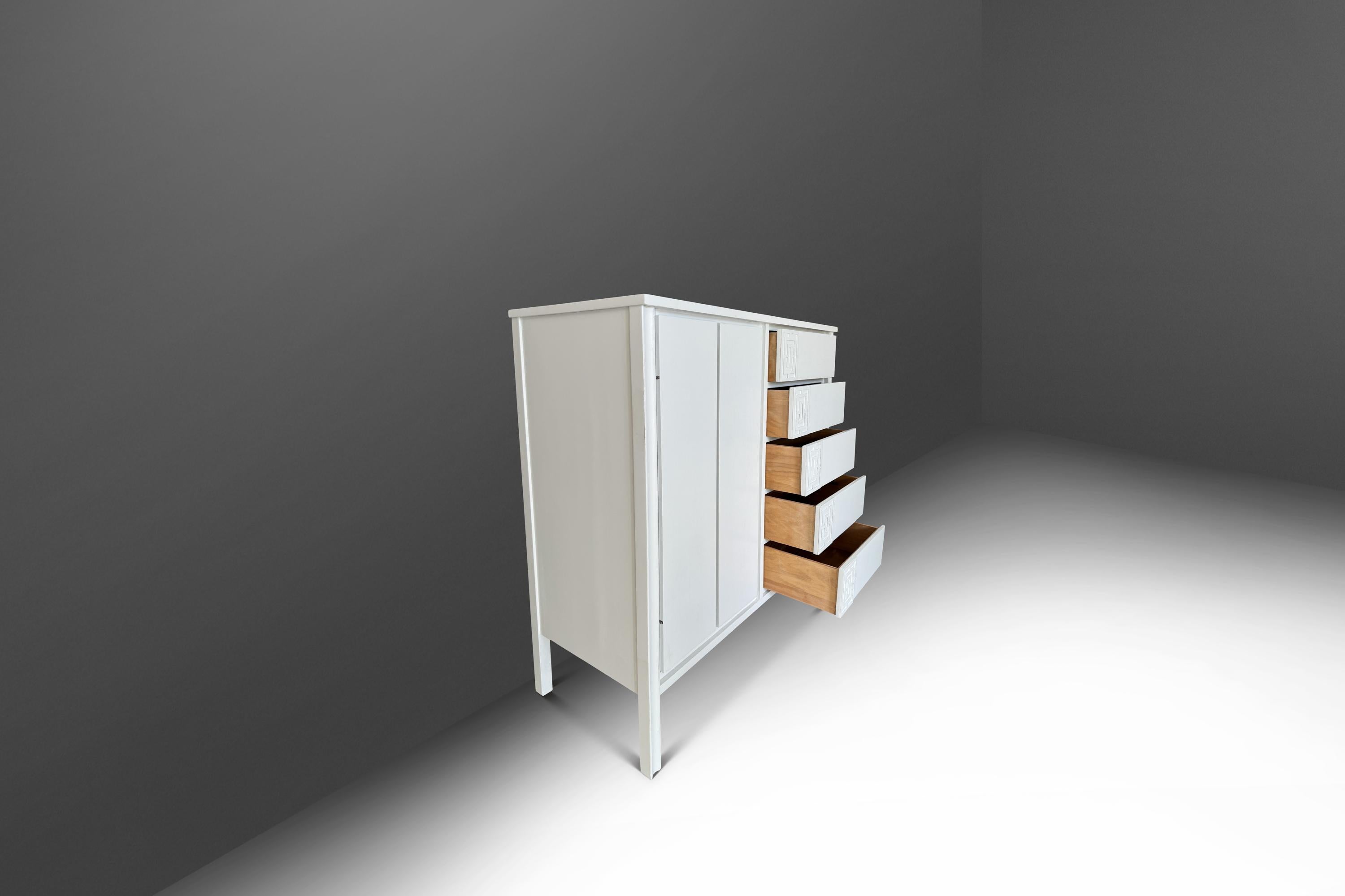 Gentlemen's Dresser / Chest of Drawers in Walnut by Dixie, USA, c. 1960s For Sale 2