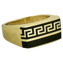 Anillo para caballero con motivo de llave griega en oro de 14k y esmalte negro