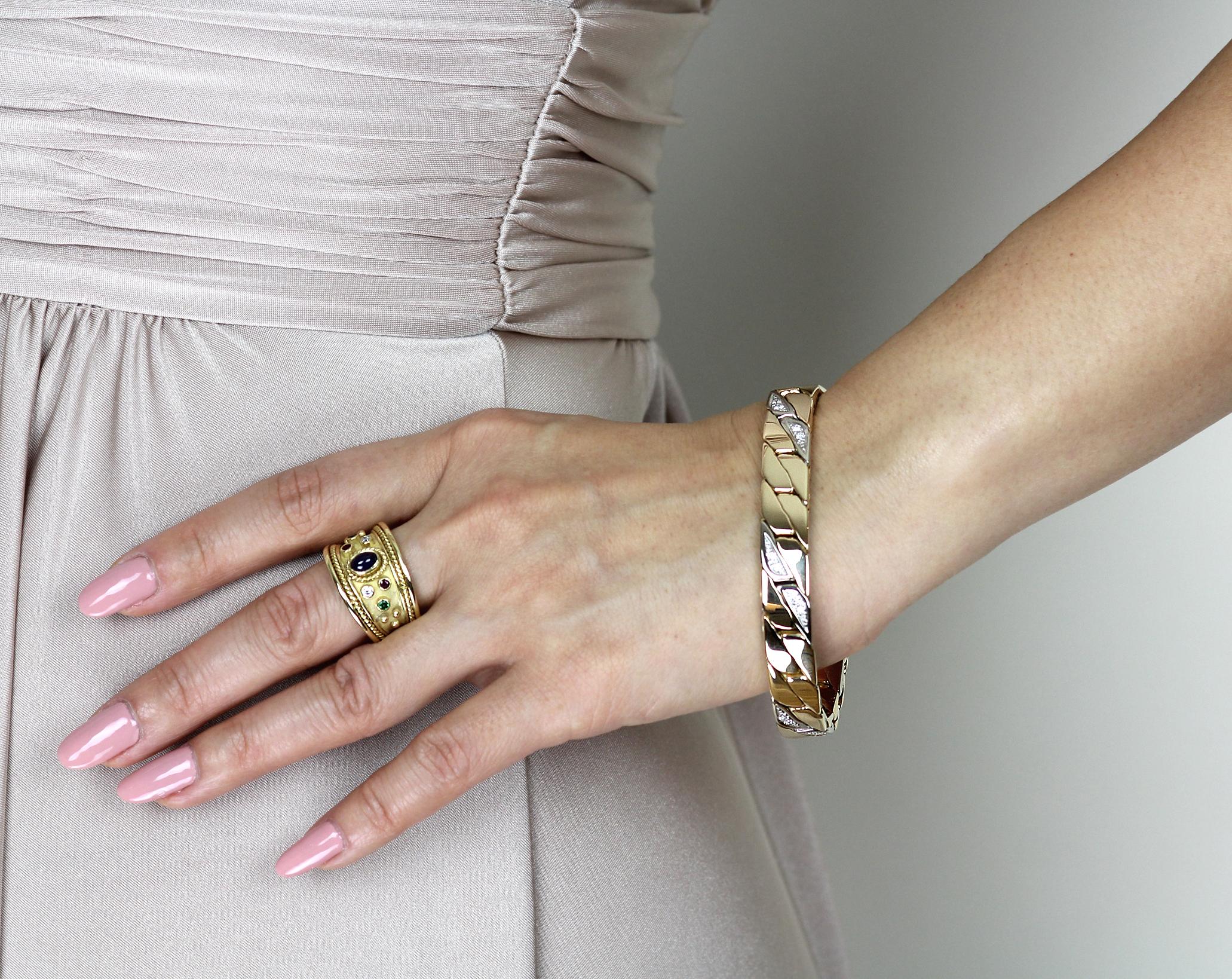 Bracelet massif serti de diamants en or jaune et blanc 18 carats bimétal pour hommes. Avec ce bracelet à votre poignet, vous ferez l'envie de tous vos amis. Le diamant blanc et l'or jaune, qui se complètent, alternent et s'enroulent autour du