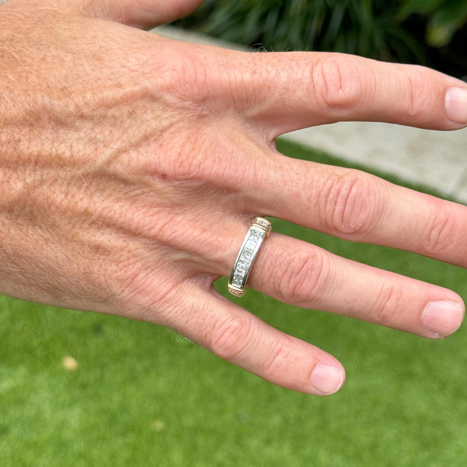 L'alliance pour homme en platine et or jaune 18 carats est un chef-d'œuvre moderne de sophistication. Cette bague allie l'éclat des diamants de taille princesse et baguette à la solidité du platine et à l'élégance chaleureuse de l'or jaune 18