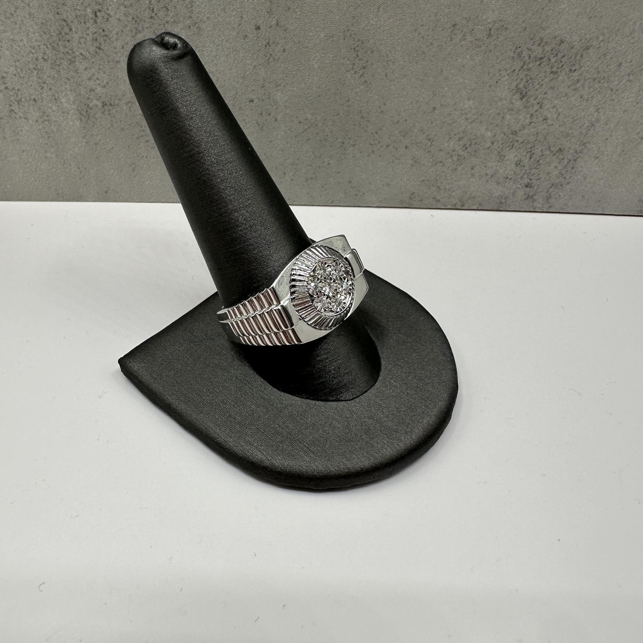 Cette bague pour homme en argent sterling présente un poids total de 0,10 carats de diamants ronds naturels de qualité I, I+I, sertis dans un design audacieux et poli. La finition argentée élégante met en valeur l'éclat subtil des diamants, créant