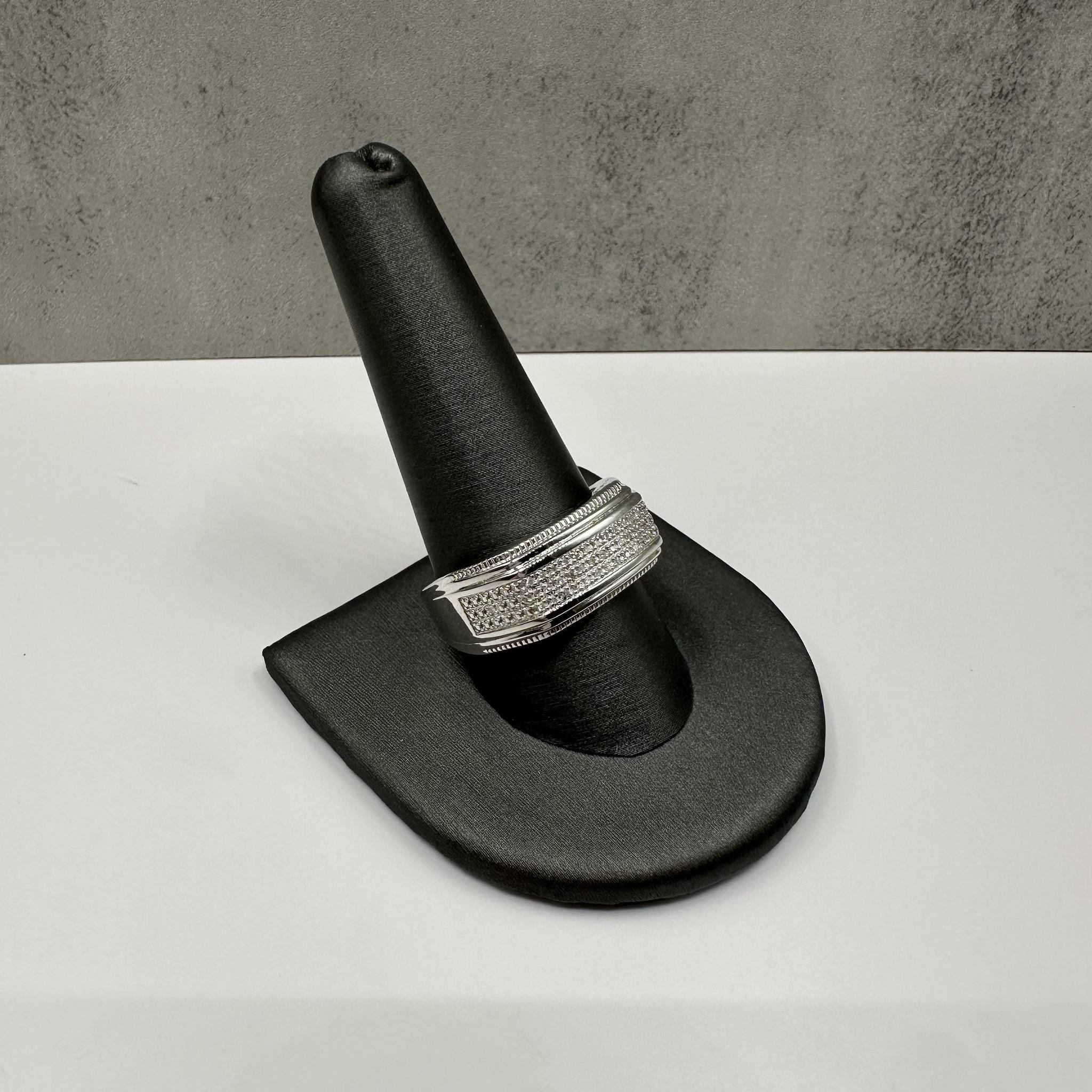 Cette bague pour homme en argent sterling est ornée de 0,10 carats de diamants ronds de taille unique de qualité I, I naturelle, ajoutant une touche de brillance discrète à son design masculin audacieux. La finition en argent poli confère à la bague