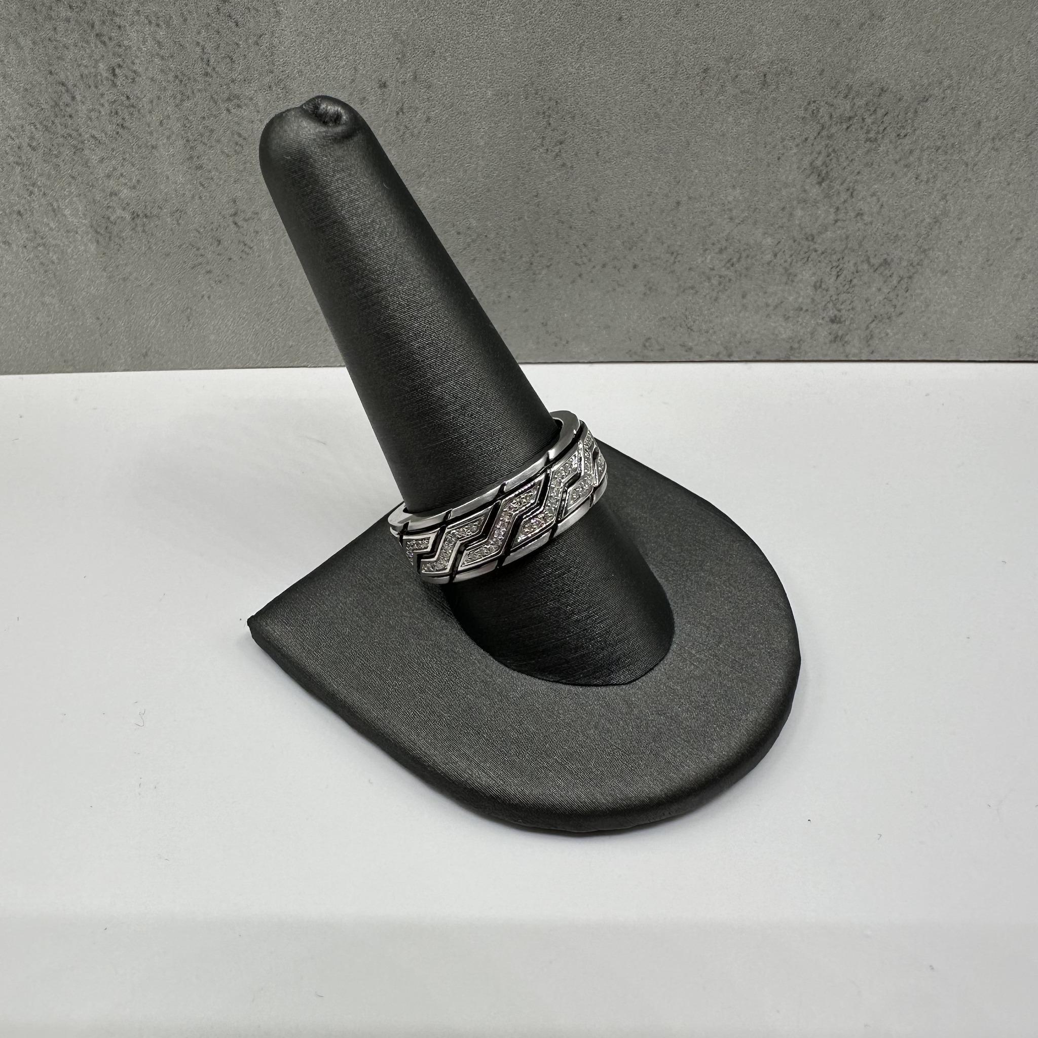 Cette bague pour homme en argent sterling présente un poids total de 0,20 carats de diamants ronds naturels de qualité I, I, sertis dans un émail noir ou un rhodium audacieux pour un look élégant et moderne. Le contraste entre l'argent brillant et