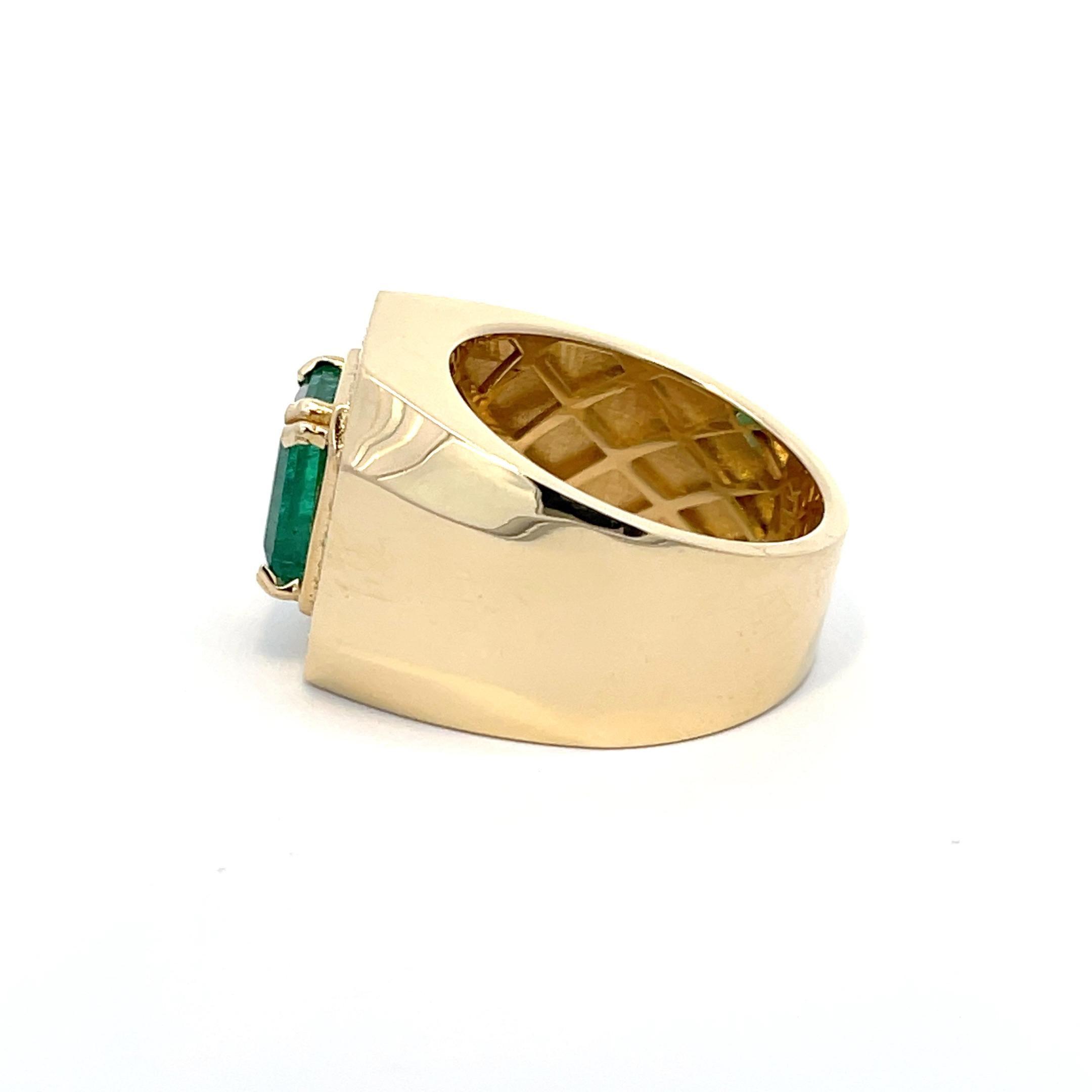 Gents Emerald '3.51' & Diamond '0.75' Ring 14K Yellow Gold In Excellent Condition For Sale In Dallas, TX