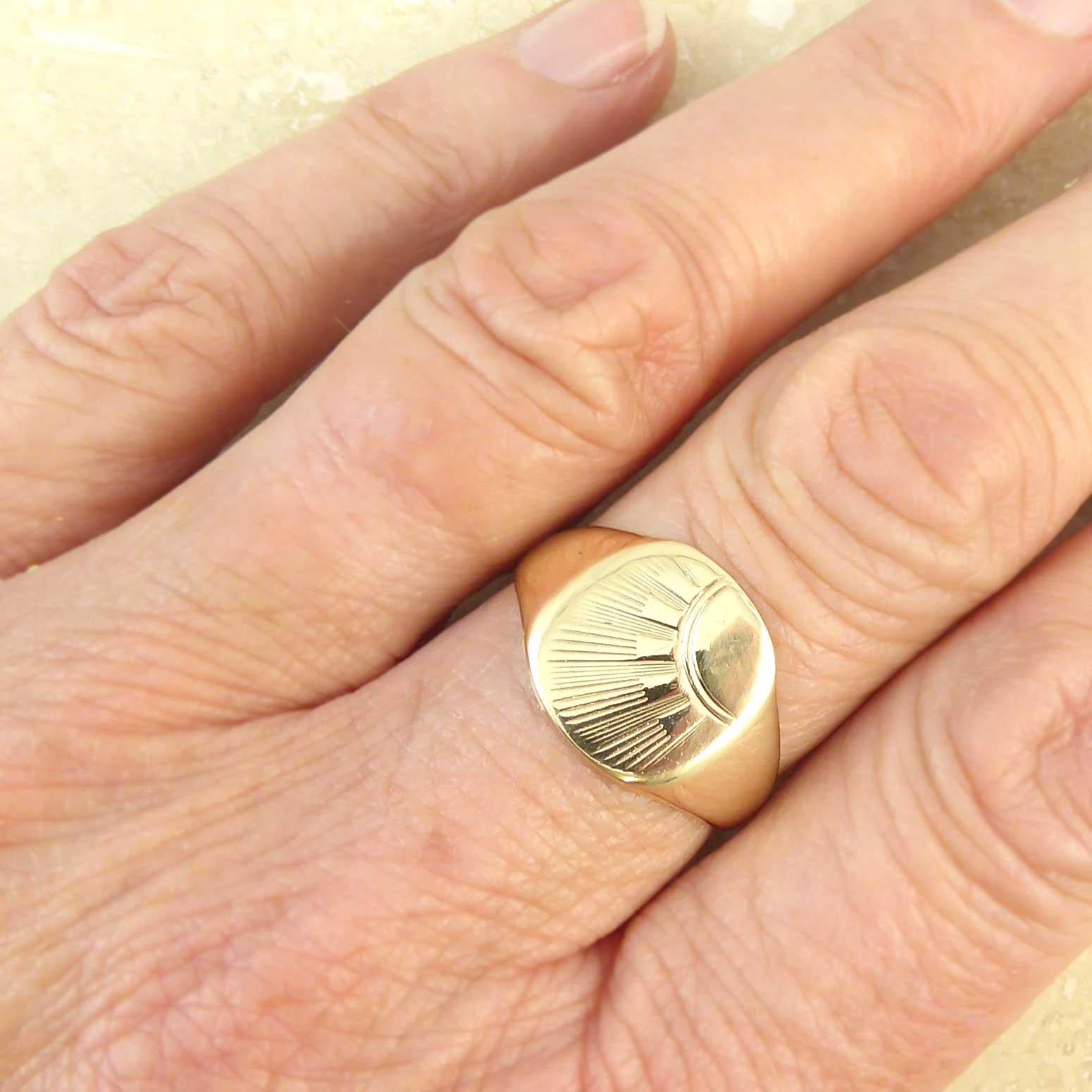Gents Gold Signet Ring, 1980s Vintage, Sun Burst Pattern, Yellow Gold In Good Condition In Yorkshire, West Yorkshire