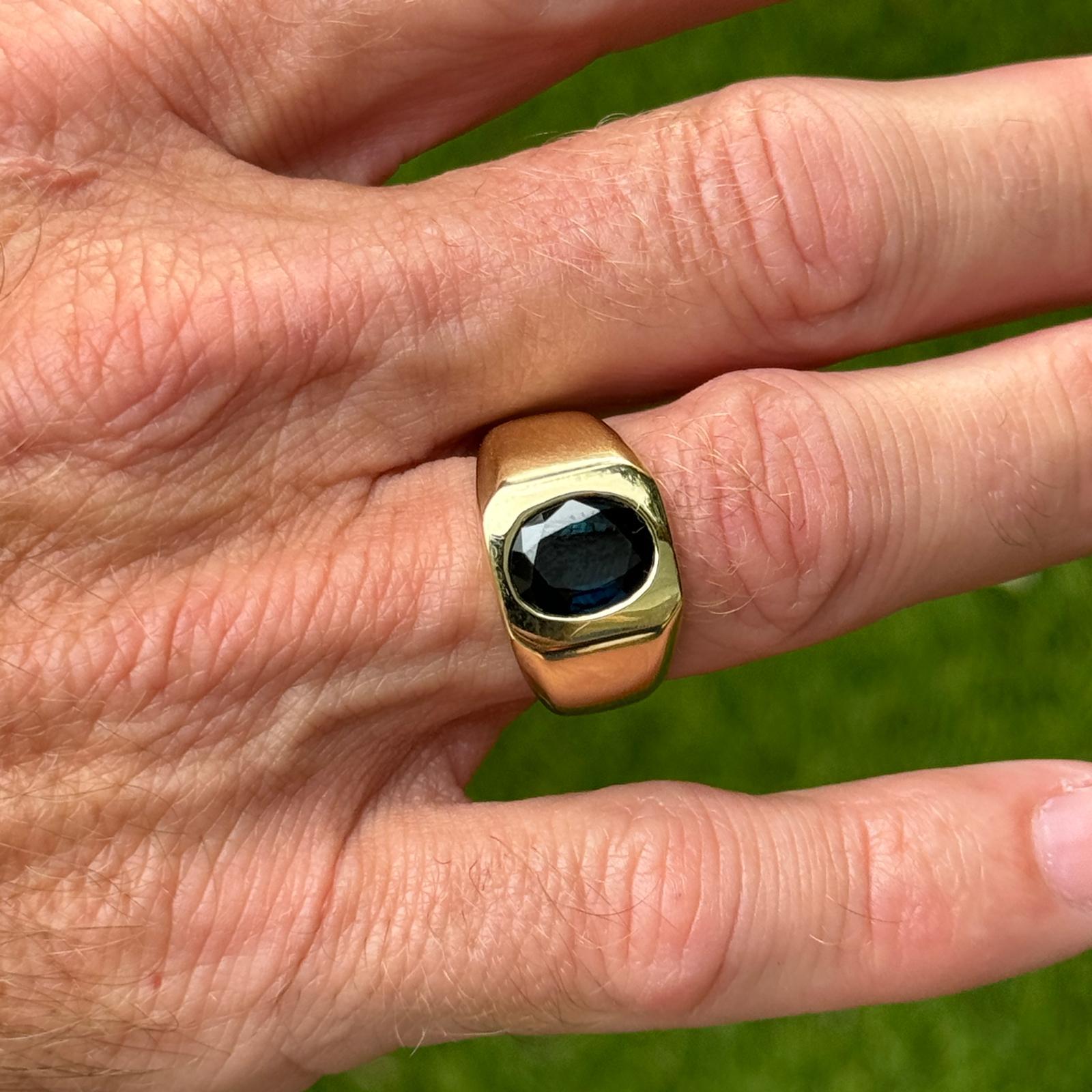 Herrenring aus 18 Karat Gelbgold mit ovalem Saphir und Lünette für Herren (Moderne)