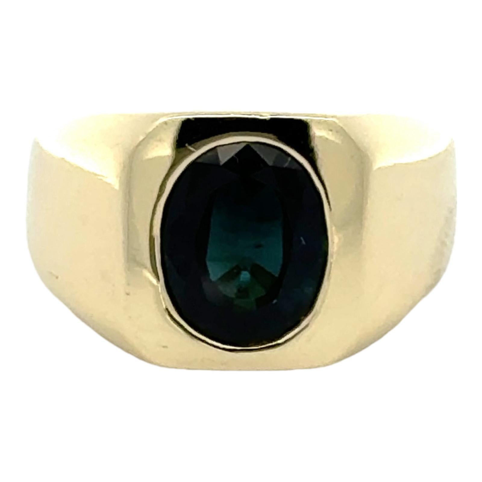 Herrenring aus 18 Karat Gelbgold mit ovalem Saphir und Lünette für Herren (Ovalschliff)