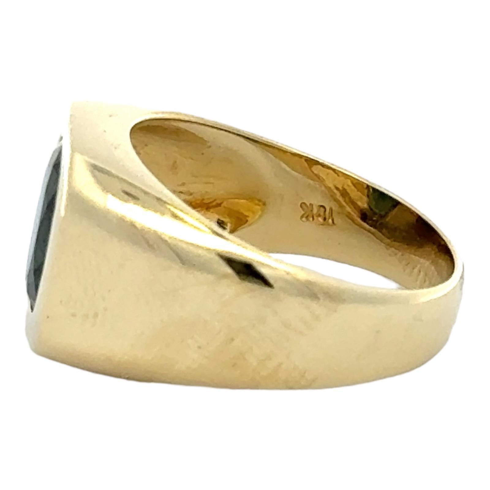 Herrenring aus 18 Karat Gelbgold mit ovalem Saphir und Lünette für Herren im Zustand „Hervorragend“ in Boca Raton, FL