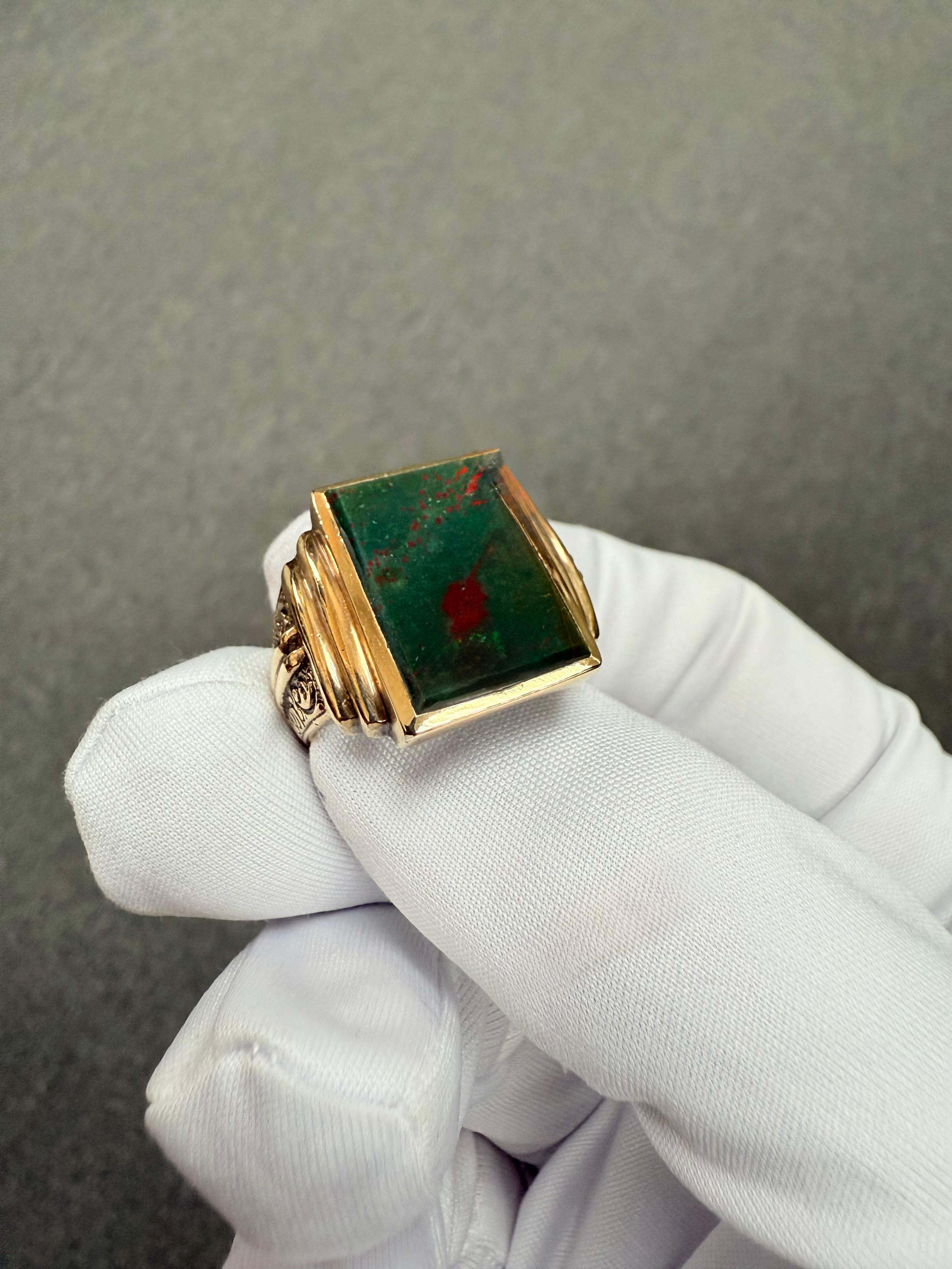 Anello da uomo in oro giallo 10k con pietra sanguigna d'epoca, circa 1930 in vendita 6