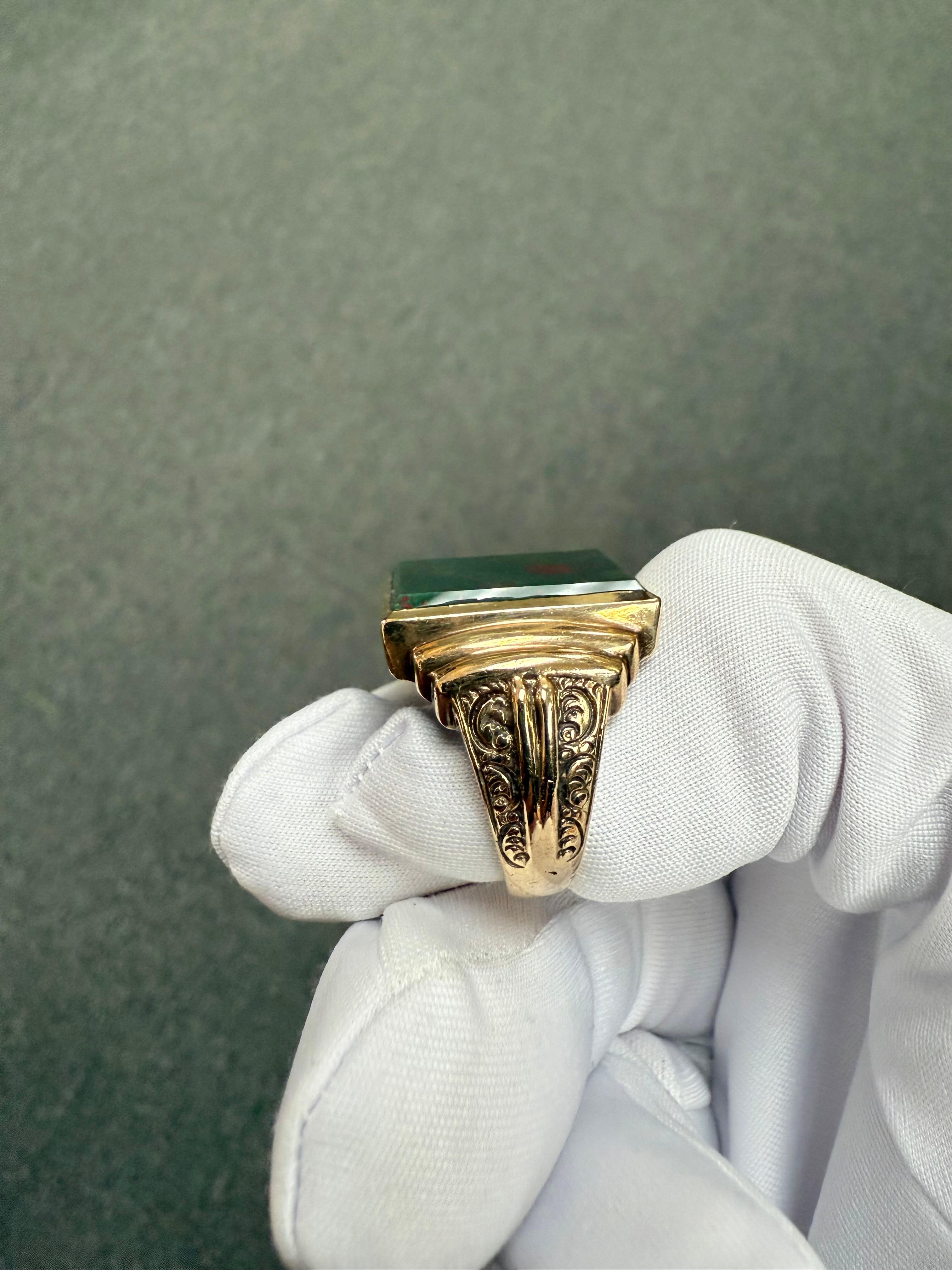 Anello da uomo in oro giallo 10k con pietra sanguigna d'epoca, circa 1930 in vendita 7