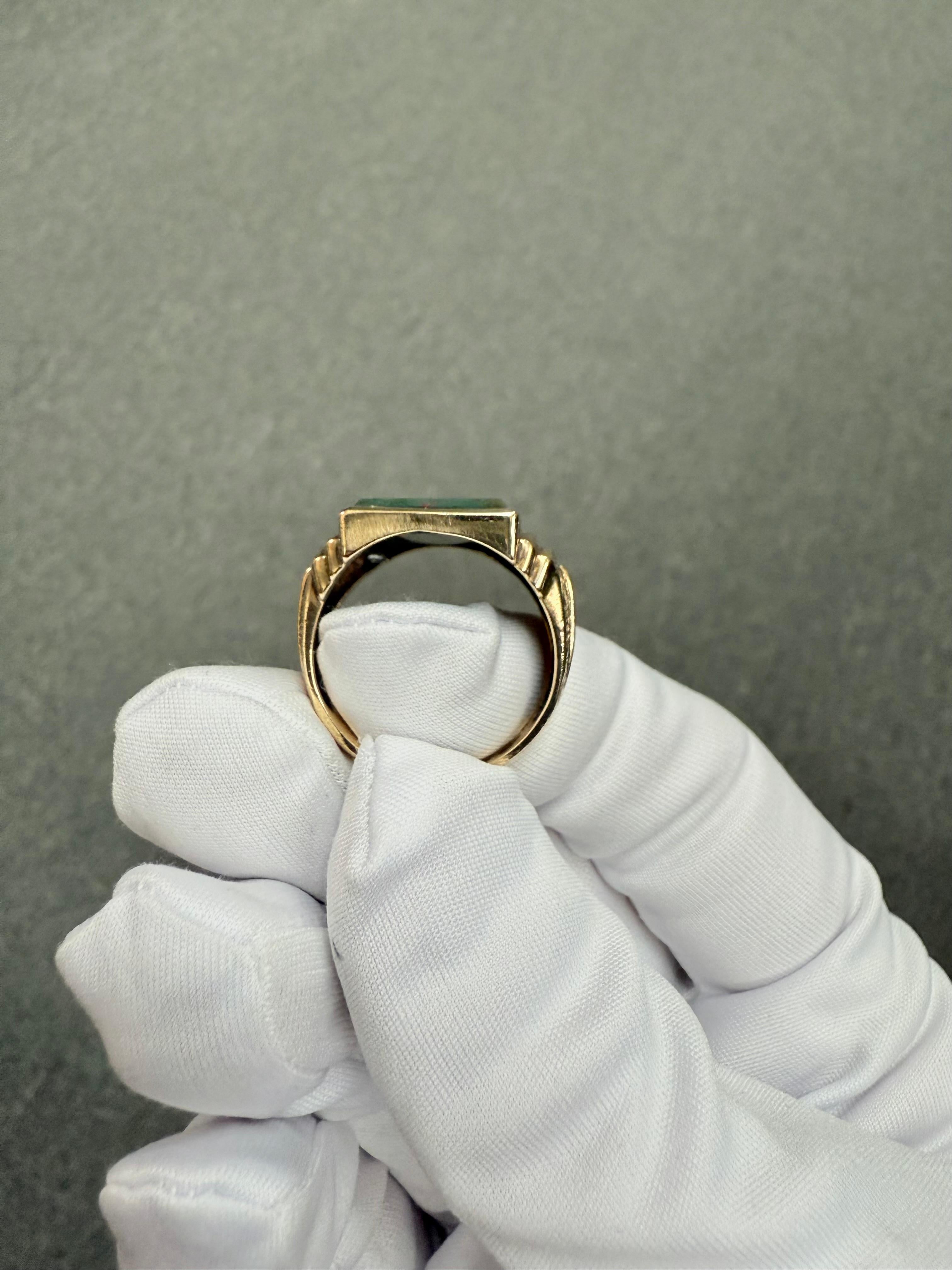 Anello da uomo in oro giallo 10k con pietra sanguigna d'epoca, circa 1930 in vendita 8