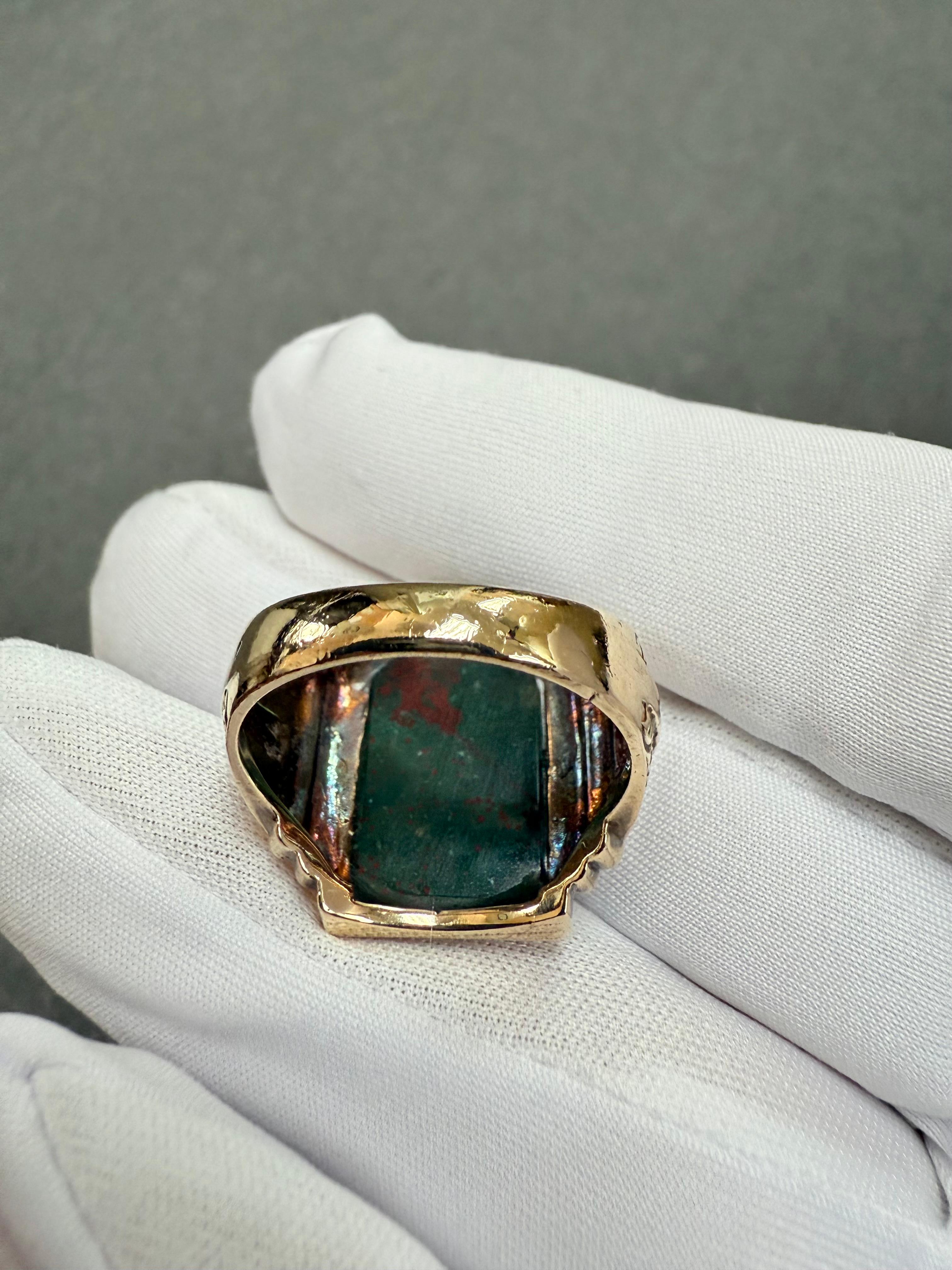 Anello da uomo in oro giallo 10k con pietra sanguigna d'epoca, circa 1930 in vendita 9
