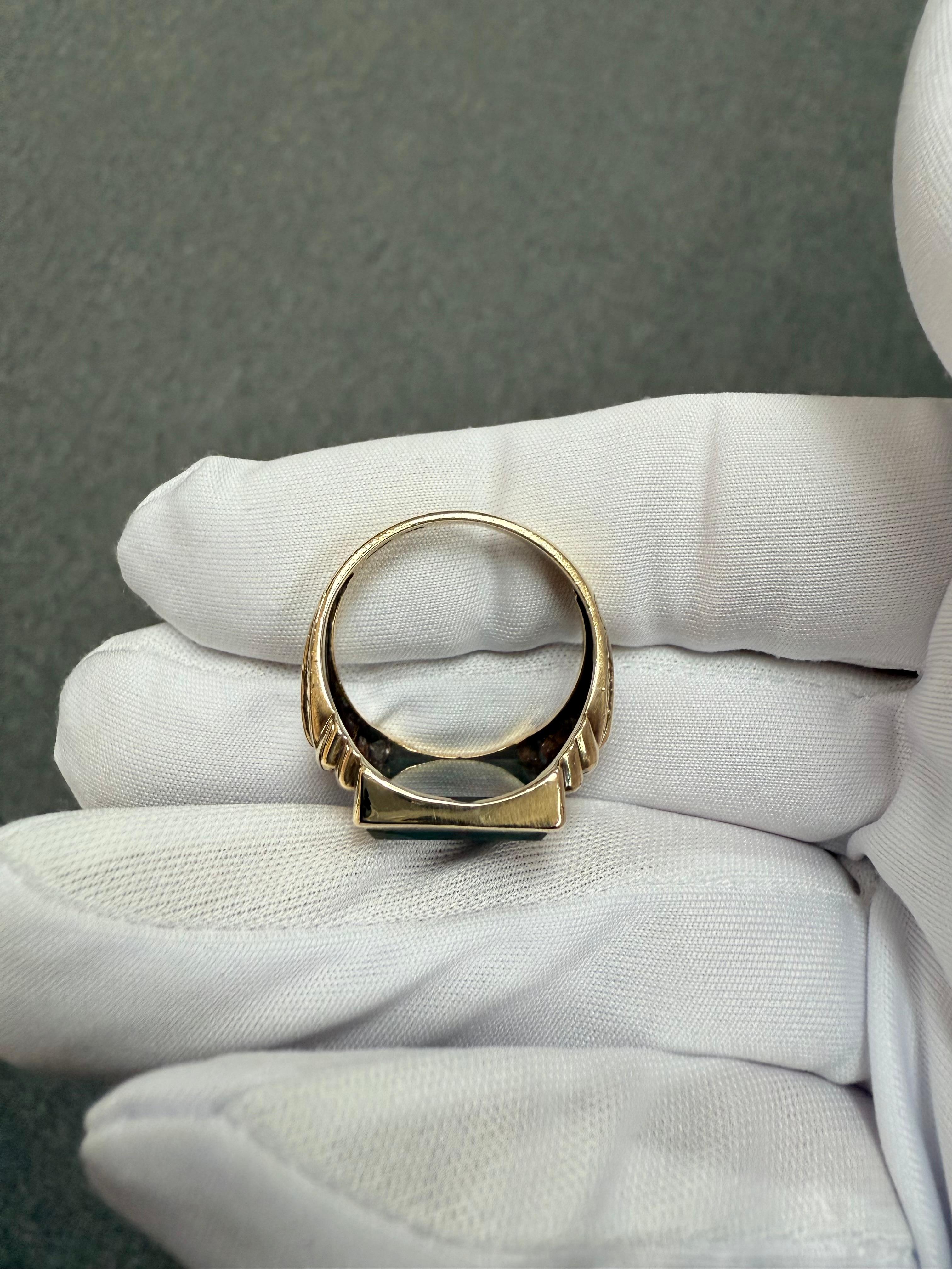 Anello da uomo in oro giallo 10k con pietra sanguigna d'epoca, circa 1930 in vendita 10