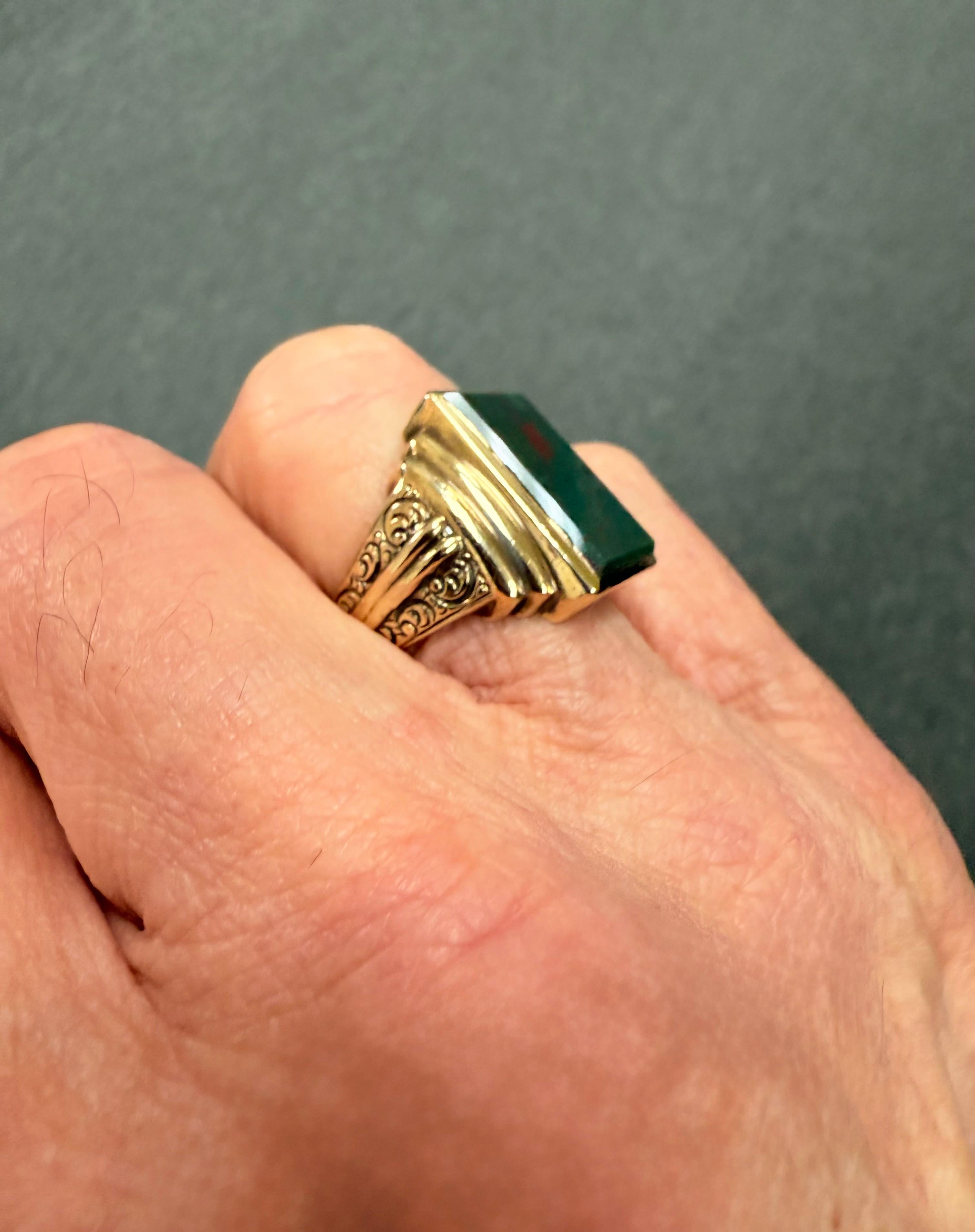 Art Déco Anello da uomo in oro giallo 10k con pietra sanguigna d'epoca, circa 1930 in vendita