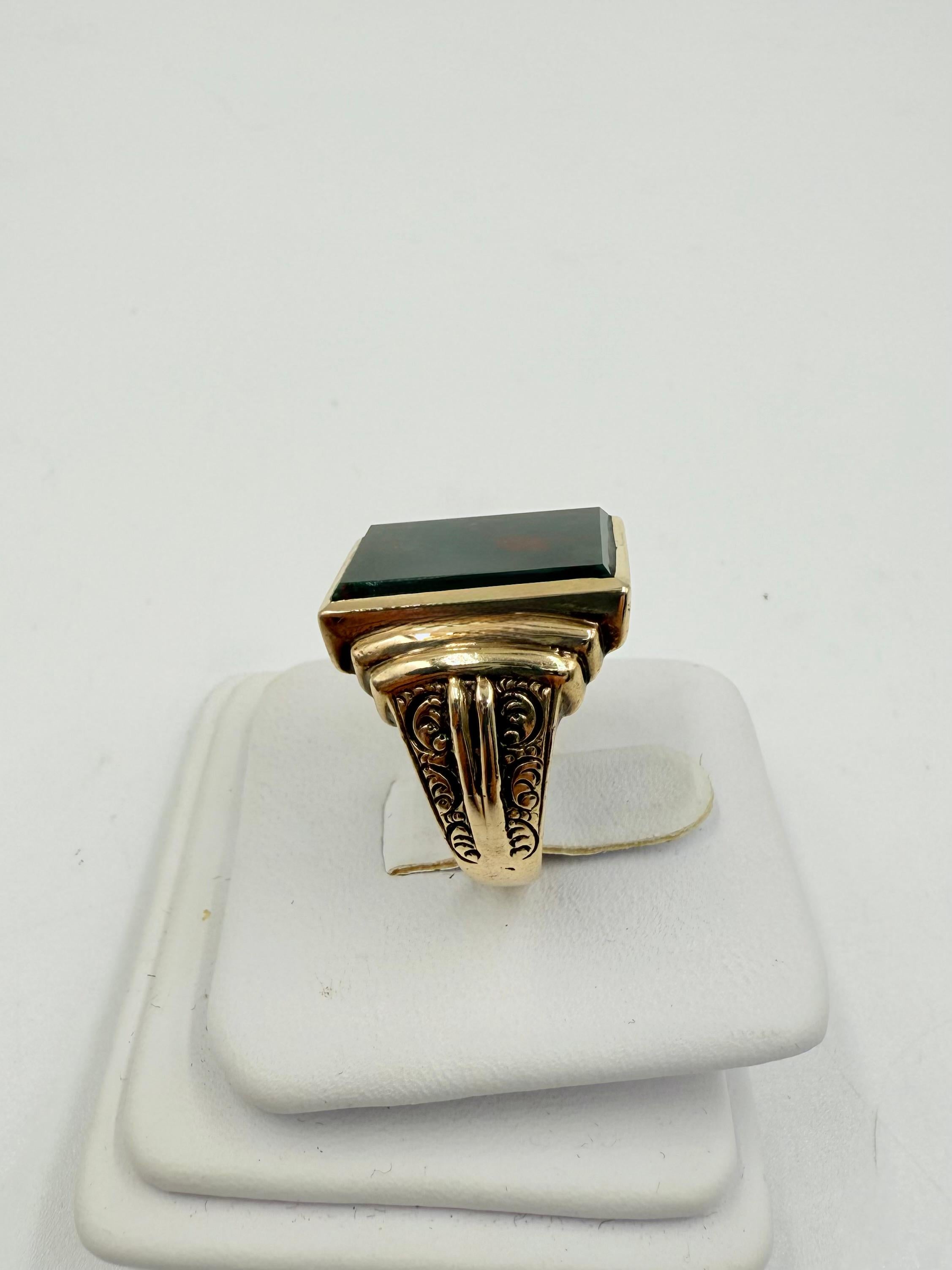 Anello da uomo in oro giallo 10k con pietra sanguigna d'epoca, circa 1930 In condizioni buone in vendita a Los Angeles, CA
