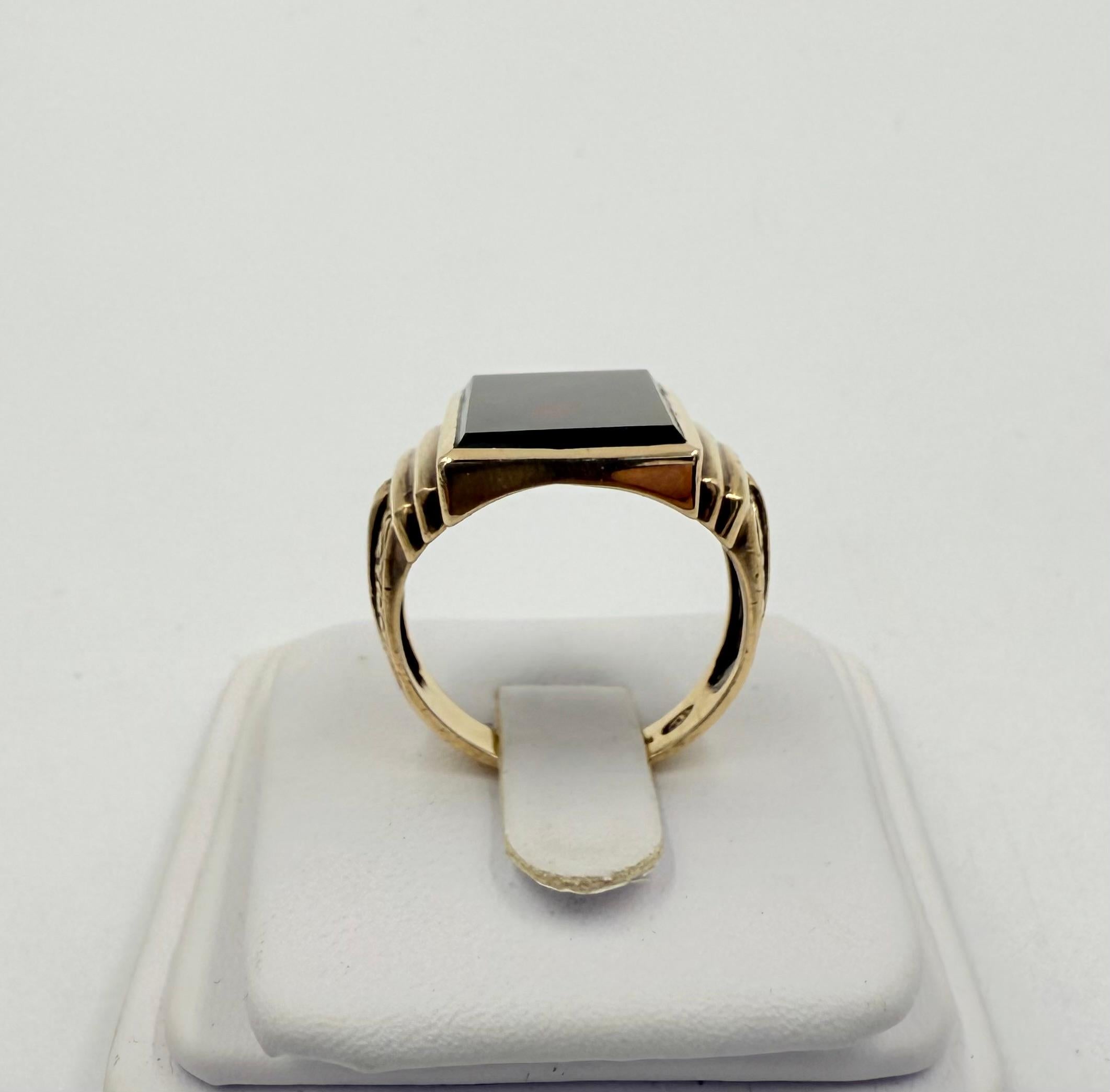 Anello da uomo in oro giallo 10k con pietra sanguigna d'epoca, circa 1930 in vendita 1