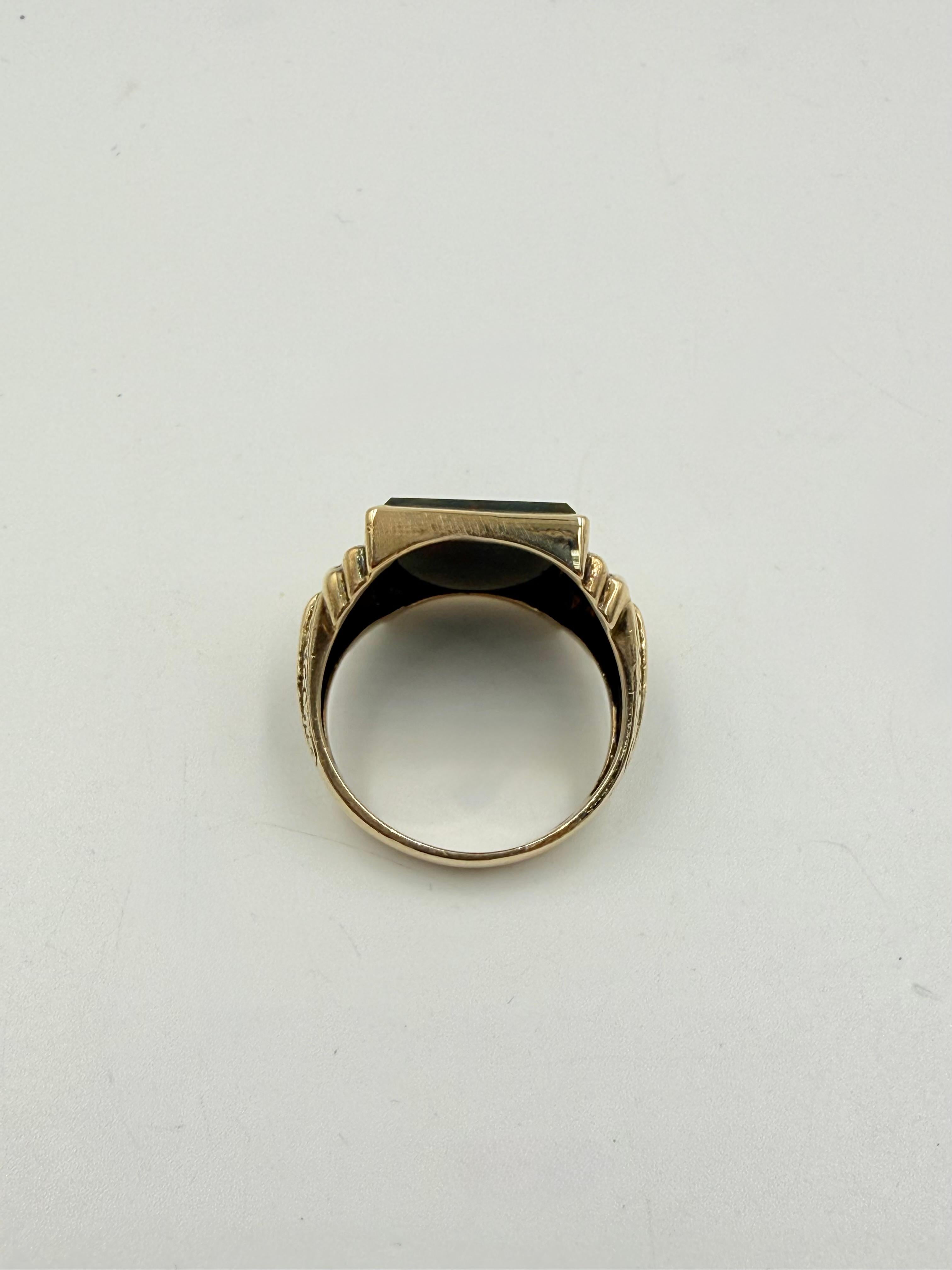 Anello da uomo in oro giallo 10k con pietra sanguigna d'epoca, circa 1930 in vendita 2