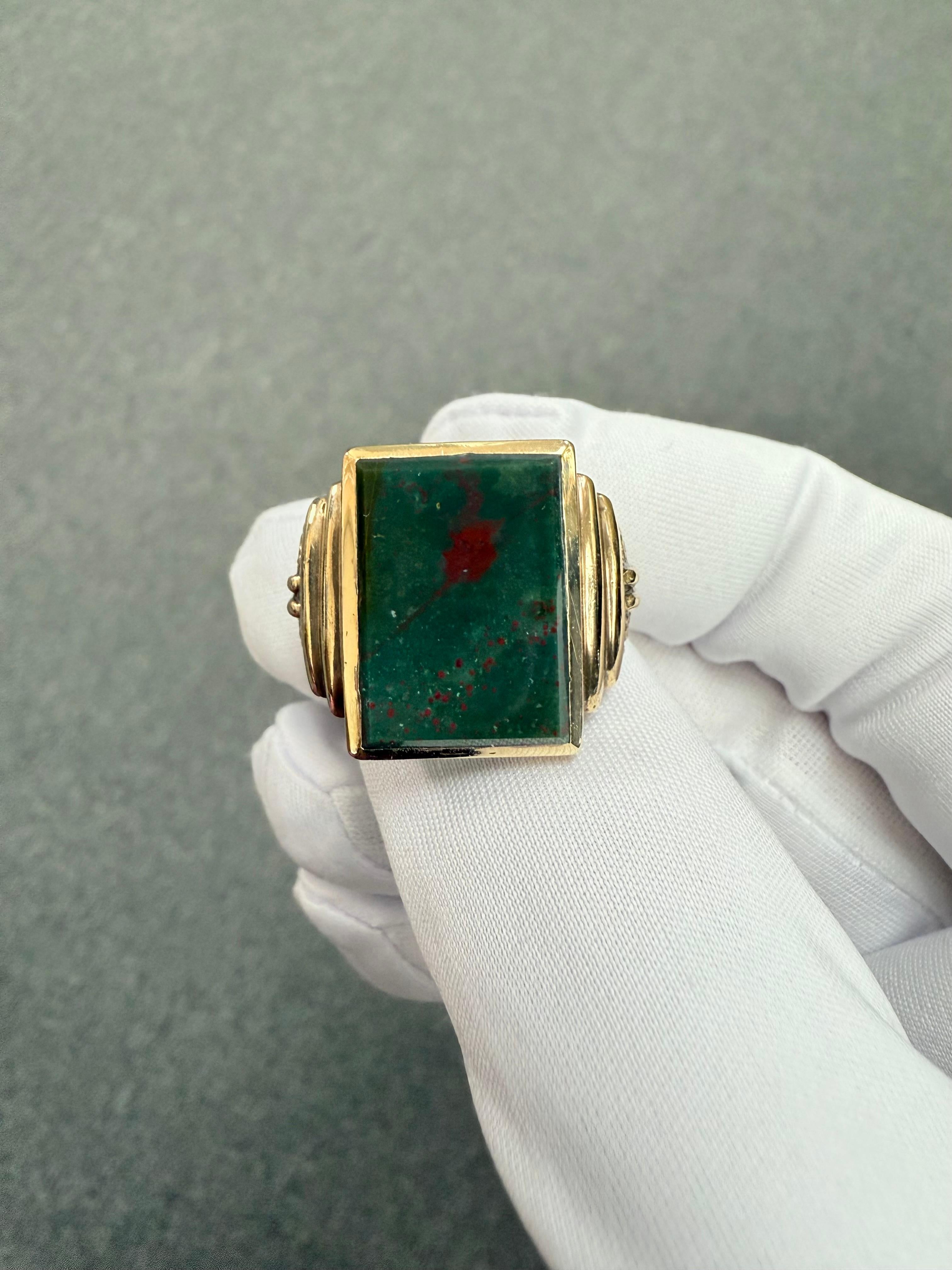 Anello da uomo in oro giallo 10k con pietra sanguigna d'epoca, circa 1930 in vendita 3